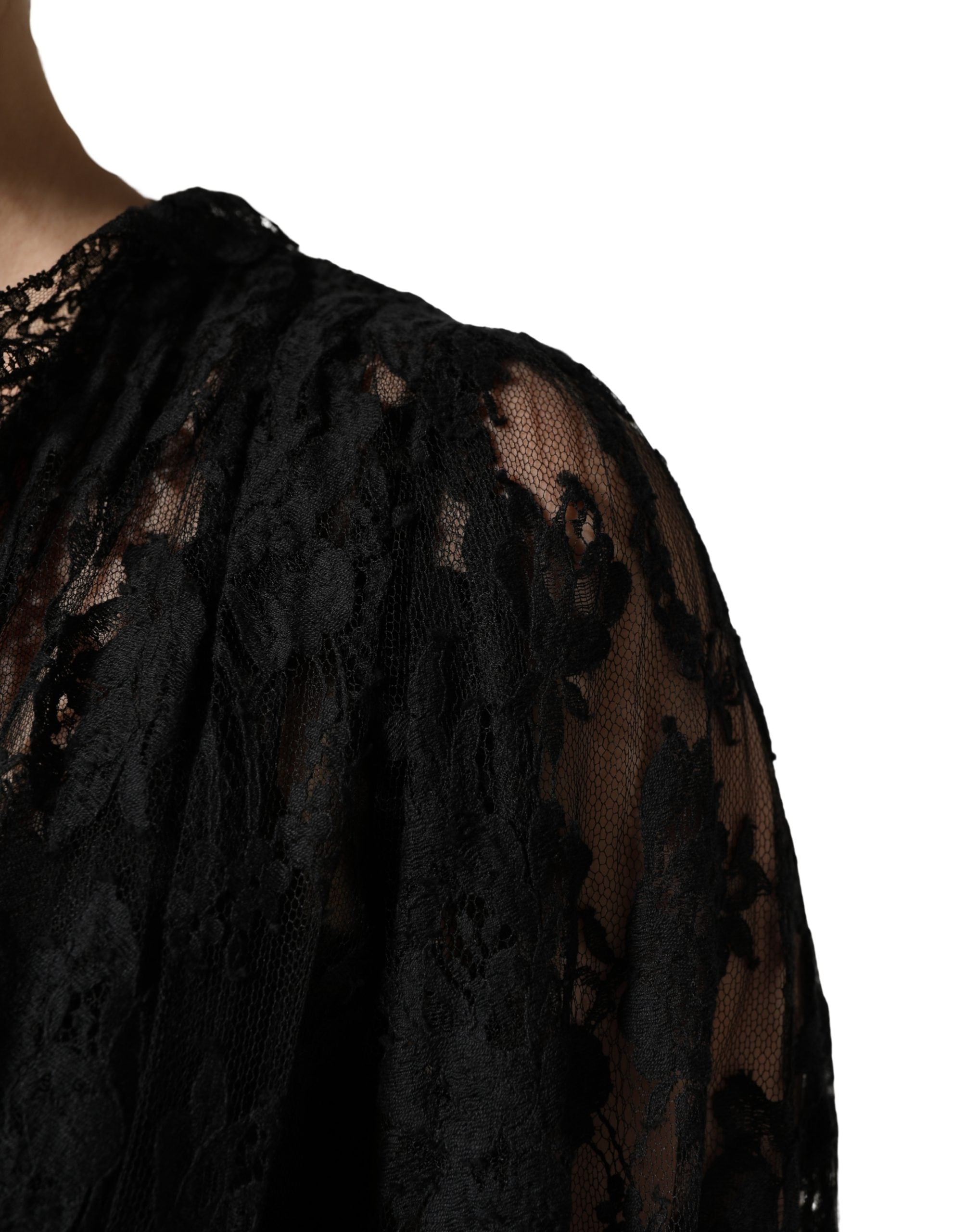 Robe longue de soirée en dentelle noire Dolce & Gabbana, coupe évasée en ligne A, élégante et sophistiquée.