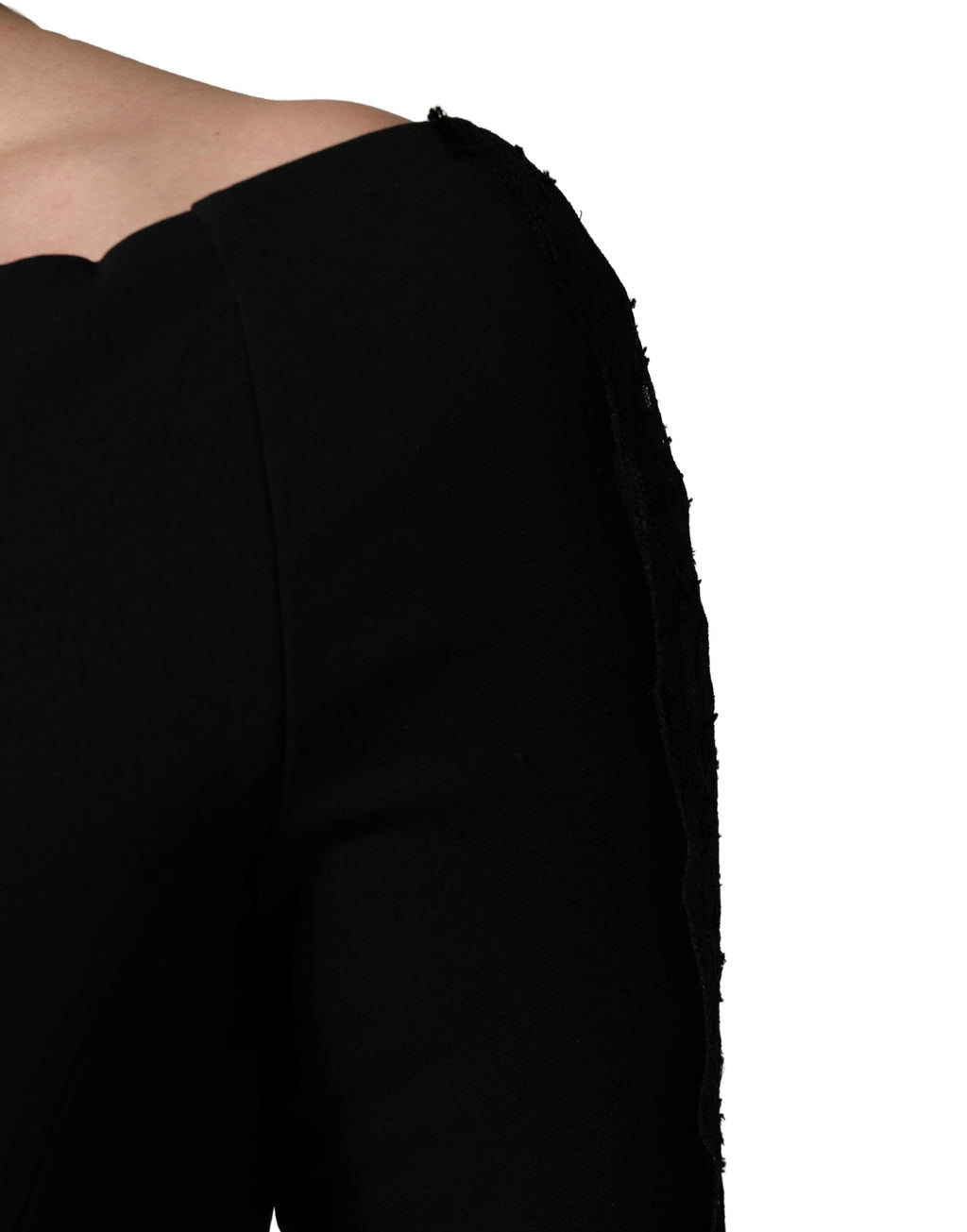 Robe longue en soie noire Dolce & Gabbana, robe cintrée avec bouton au buste, look élégant et sophistiqué.