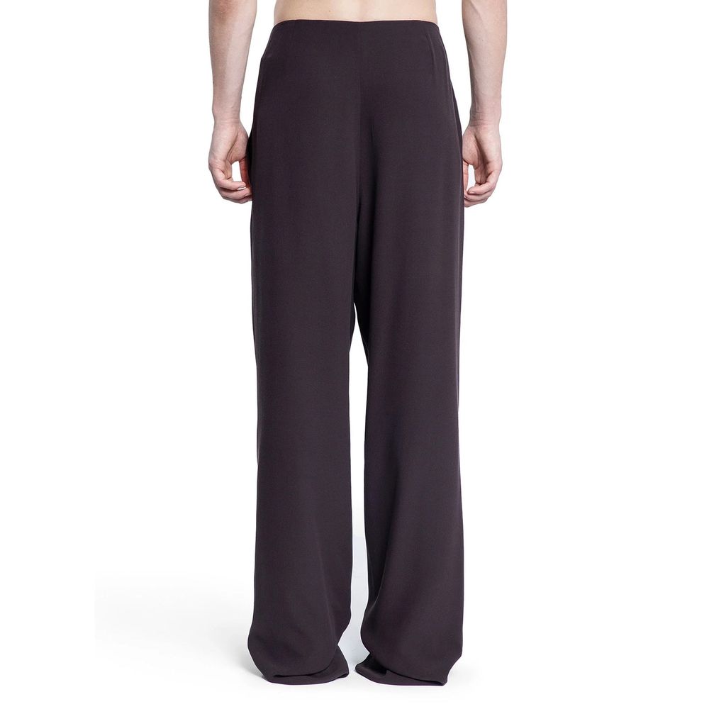 Pantalons décontractés en soie marron de Saint Laurent, avec coupe élégante et tissu fluide, visibles sur l'image.