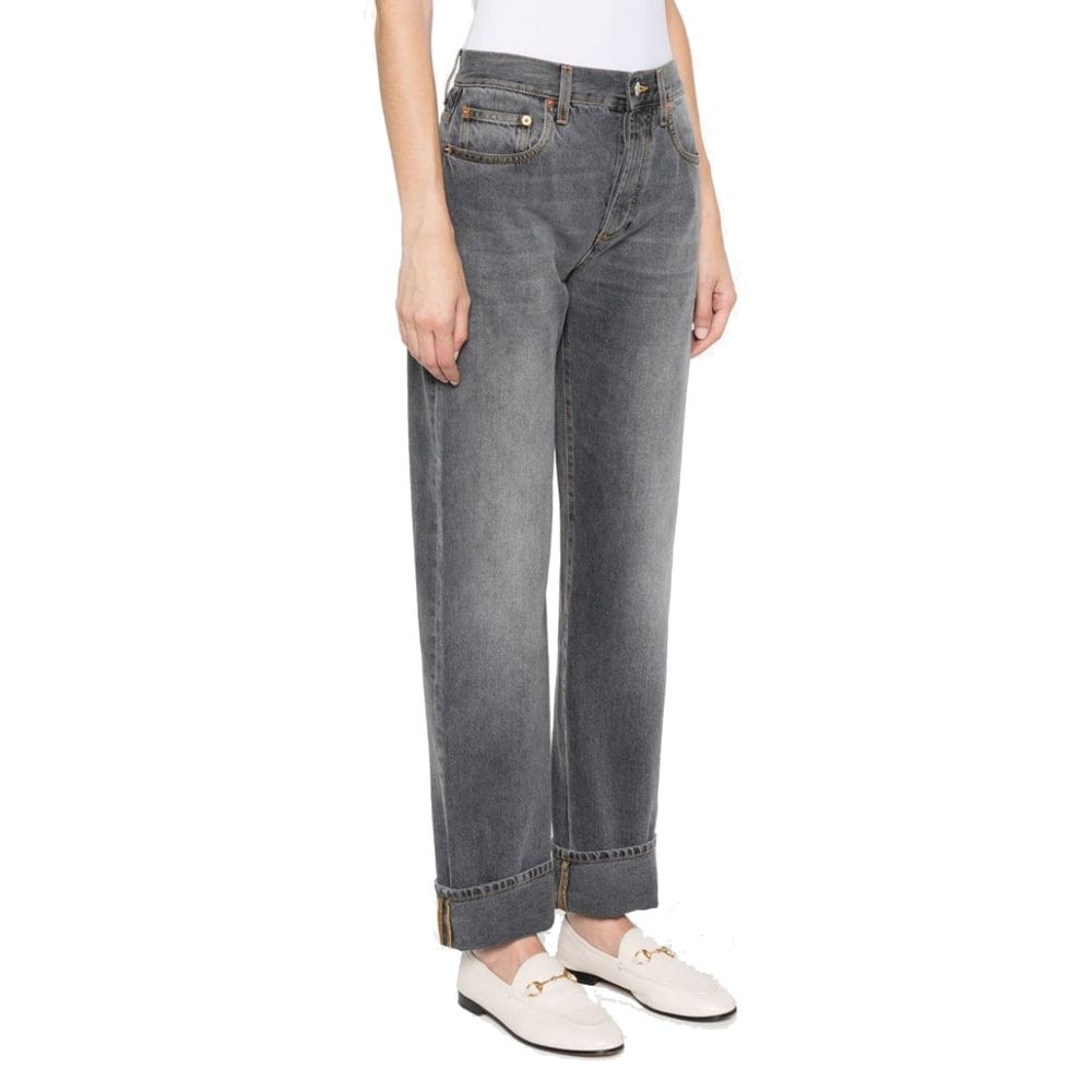 Jeans gris en coton Gucci, coupe décontractée, visibles avec détails de couture et logo discret.