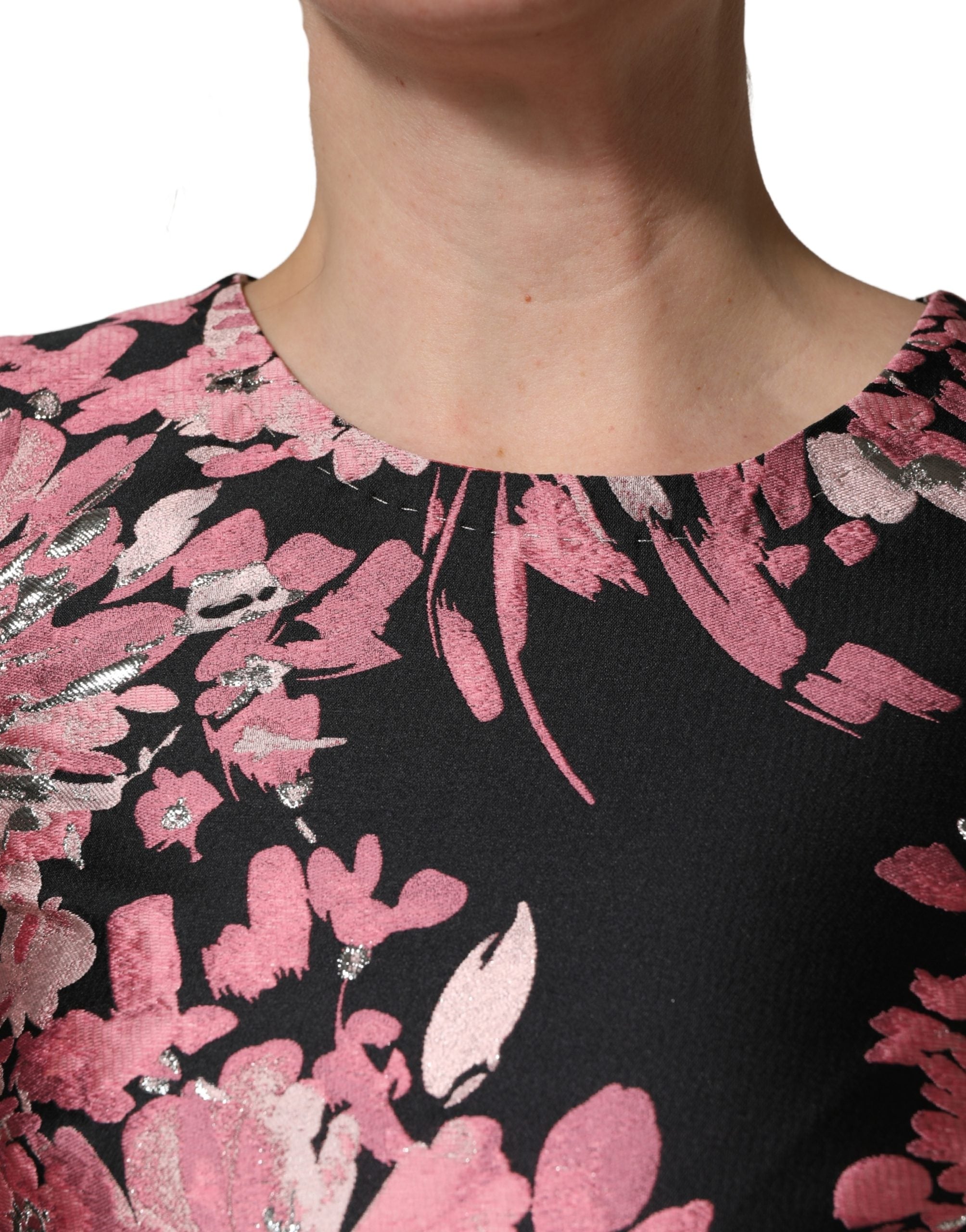 Robe courte en brocart multicolore à fleurs de Dolce & Gabbana, coupe en ligne A, élégante et sophistiquée.