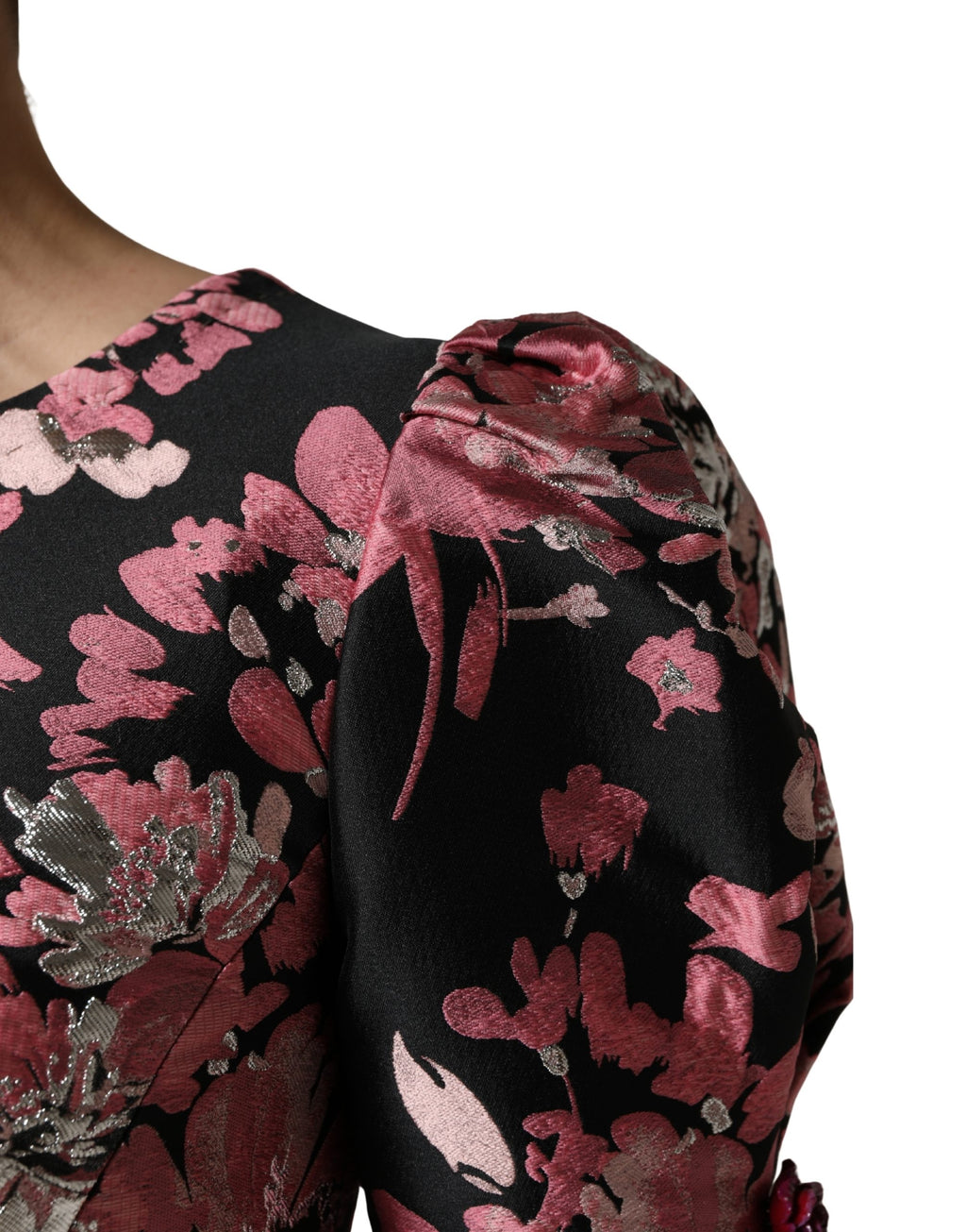 Robe courte à fleurs multicolores en brocart Dolce & Gabbana, coupe en ligne A, détails élégants et tissu riche.
