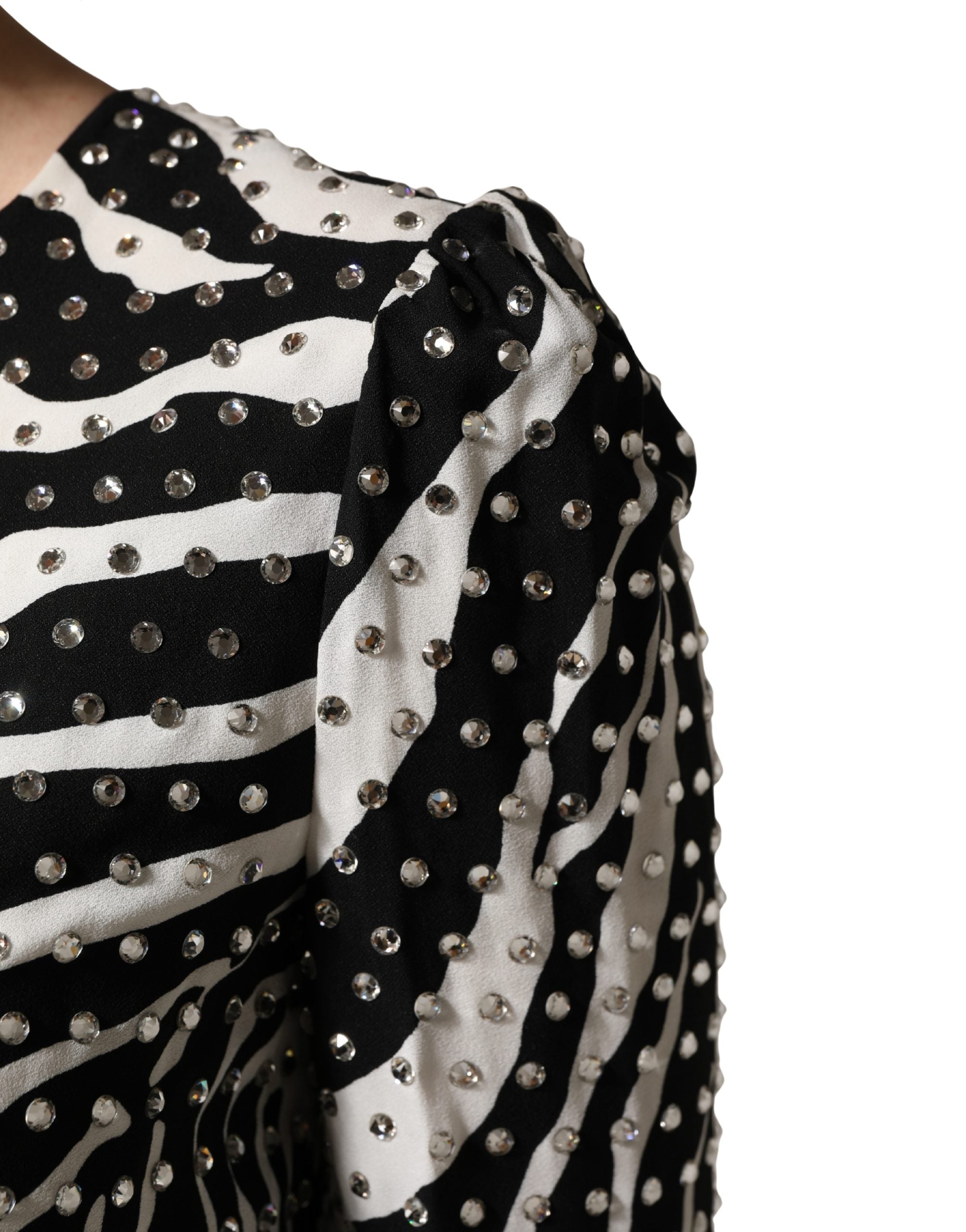 Robe courte Dolce & Gabbana noire et blanche à rayures zèbre avec strass, style mini et détails élégants.
