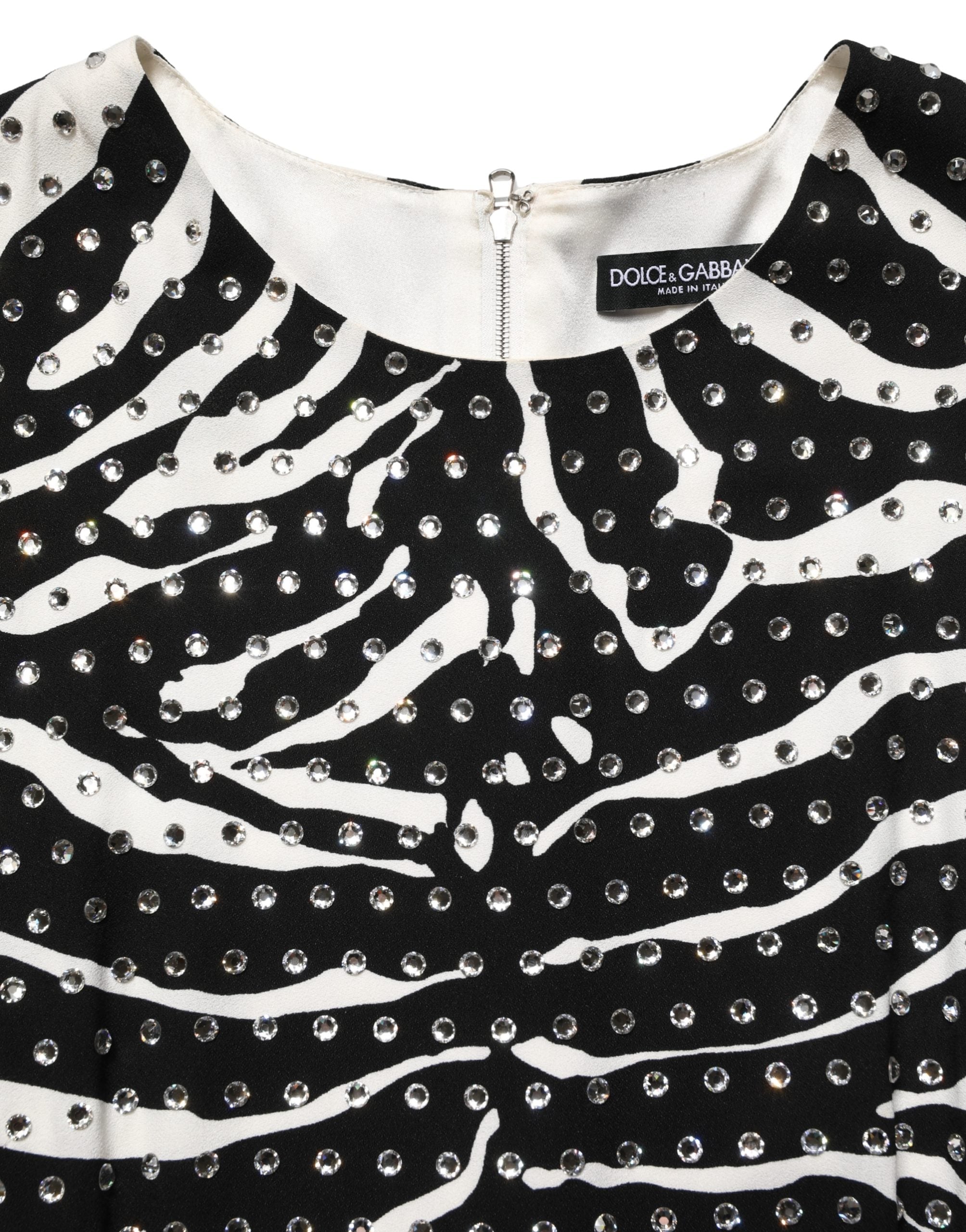Robe mini Dolce & Gabbana à rayures zèbre noires et blanches avec strass, élégante et tendance.