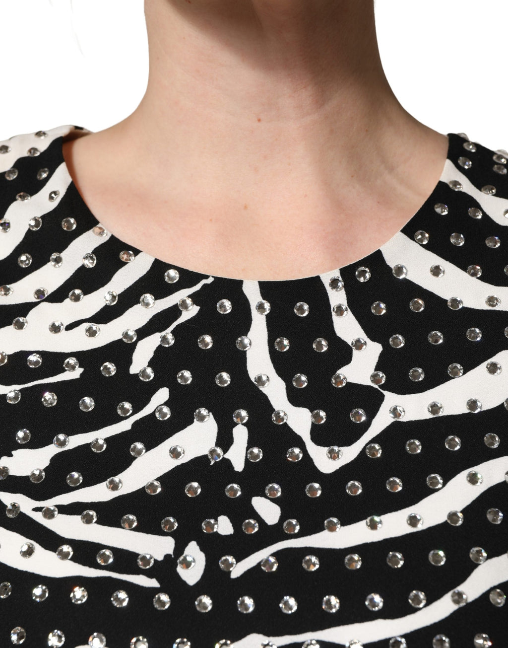 Robe courte Dolce & Gabbana à rayures zèbre noir et blanc ornée de strass, style mini et élégance sophistiquée.