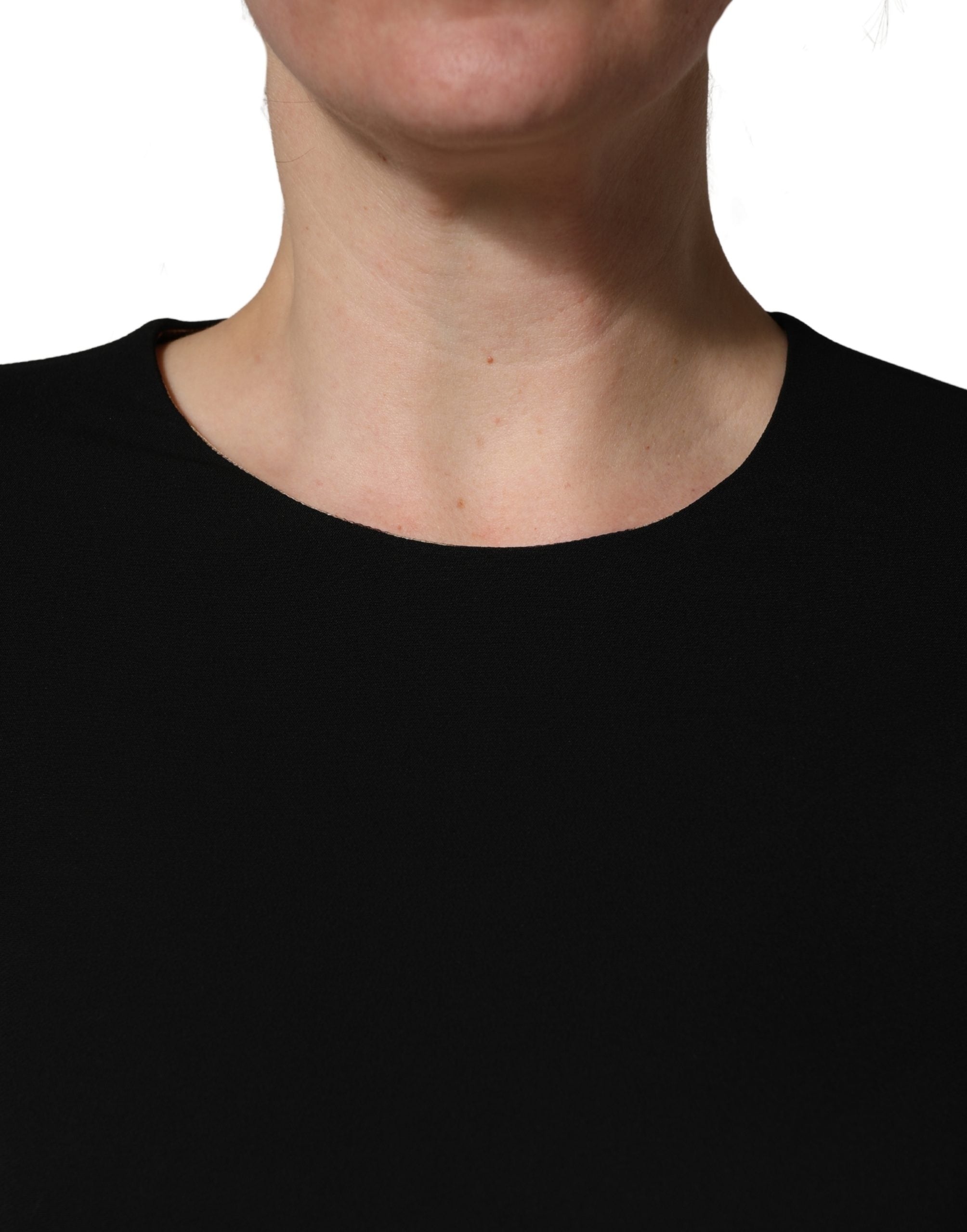 Robe courte en viscose noire avec dentelle à manches longues de Dolce & Gabbana, élégante et sophistiquée.
