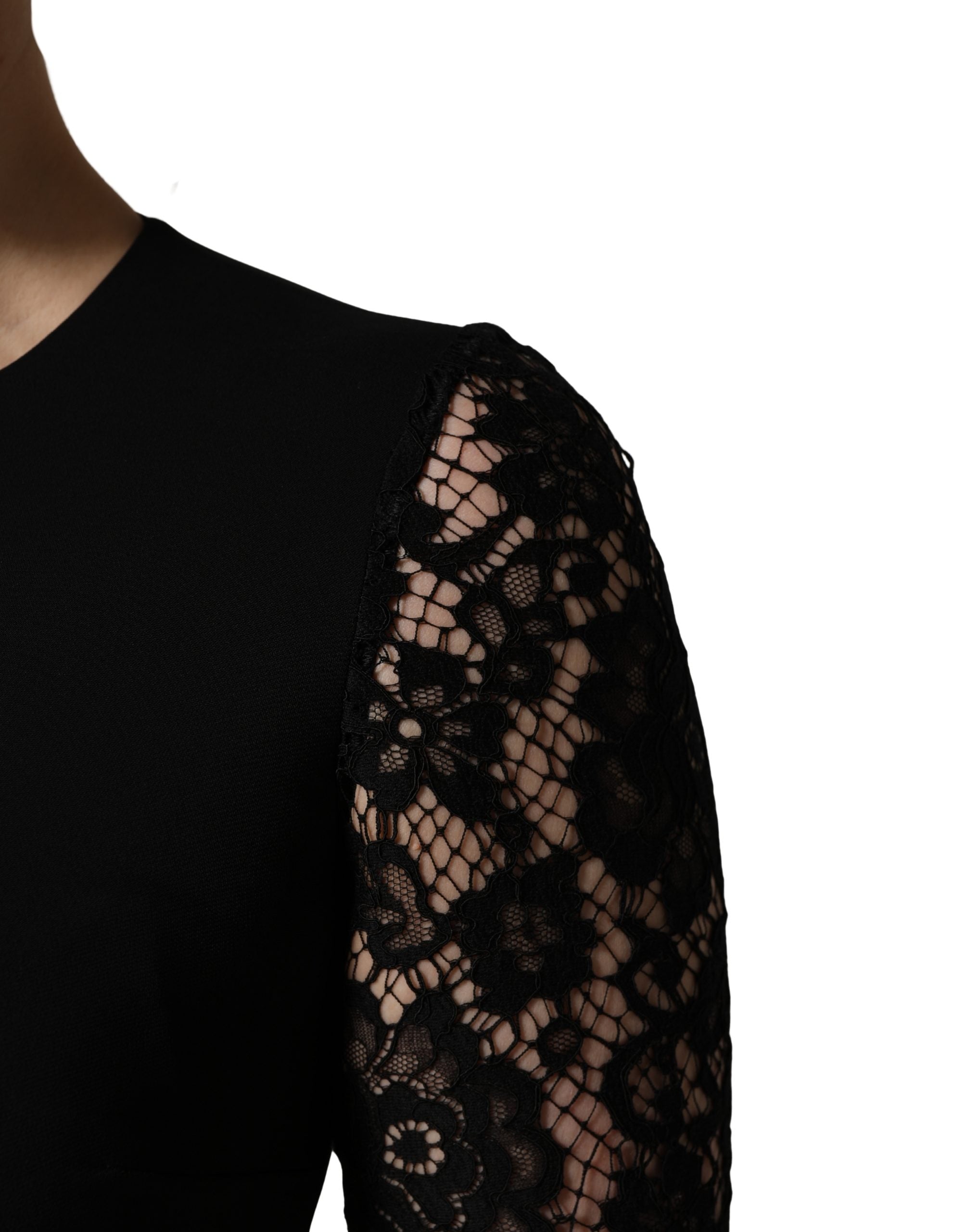 Robe courte en viscose noire Dolce & Gabbana avec manches longues en dentelle, style élégant et sophistiqué.