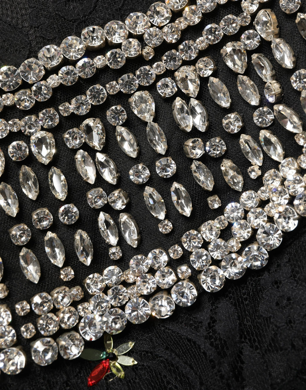 Robe courte noire Dolce & Gabbana en sequins brillants, coupe près du corps, embellie de détails élégants et sophistiqués.