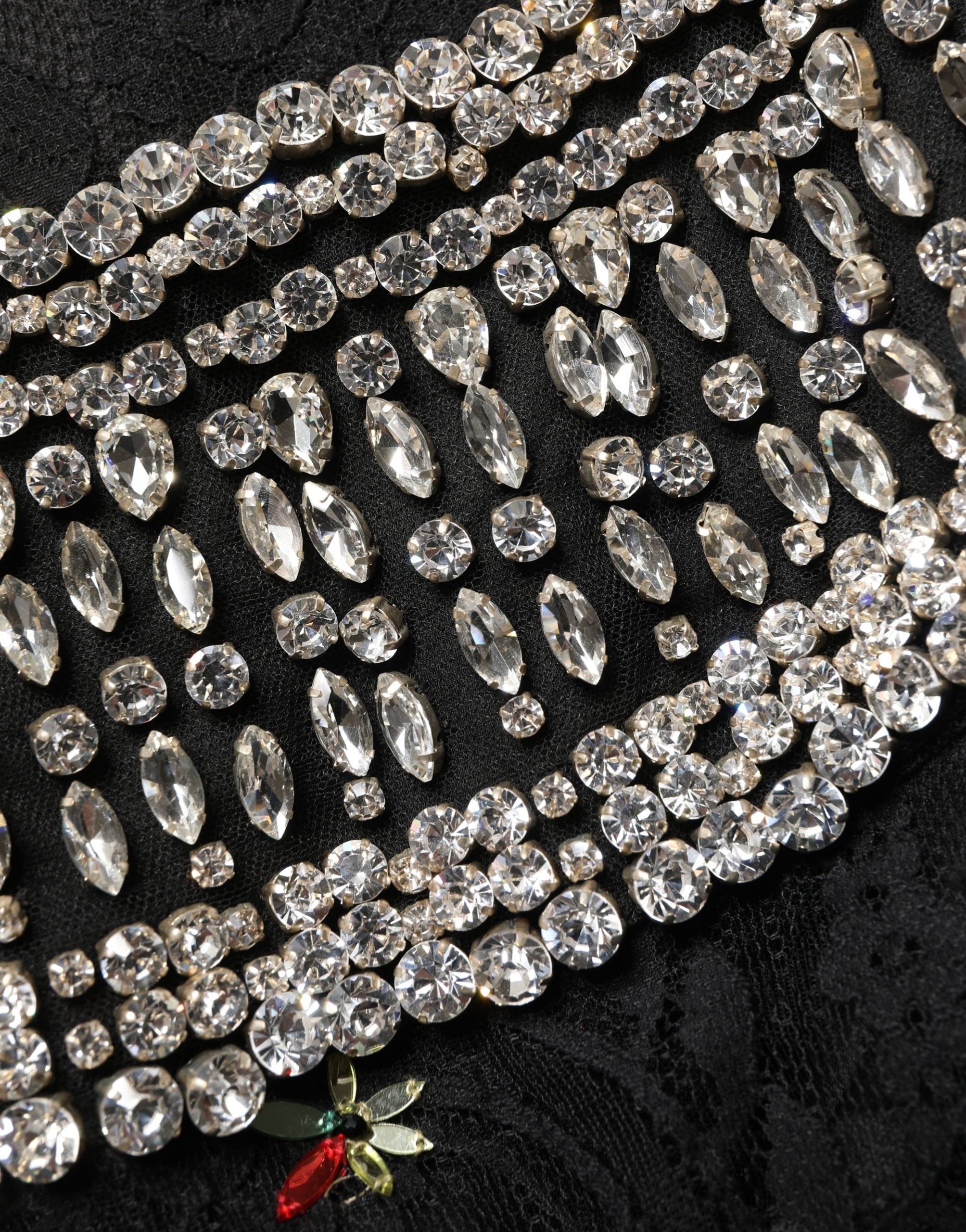 Robe courte noire Dolce & Gabbana en sequins brillants, coupe près du corps, embellie de détails élégants et sophistiqués.