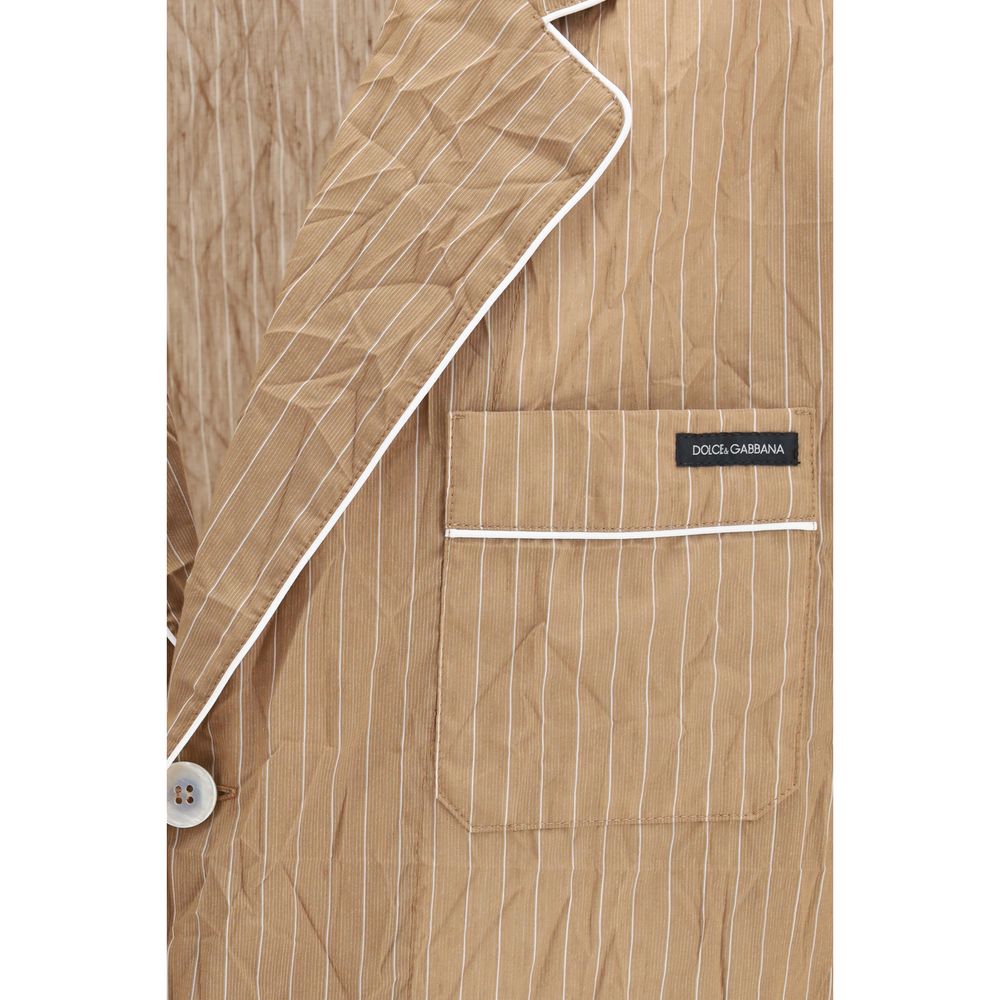 Haut de sommeil en lin beige de Dolce & Gabbana, costume de nuit élégant avec détails fins, porté sur un mannequin.