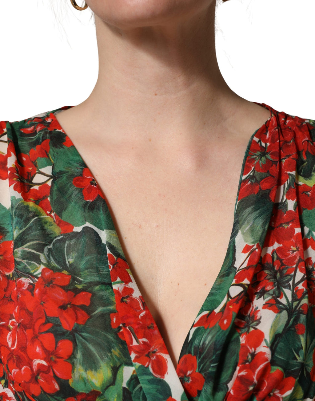 Robe longue Dolce & Gabbana à manches longues, motif floral multicolore et décolleté en V, élégante et colorée.