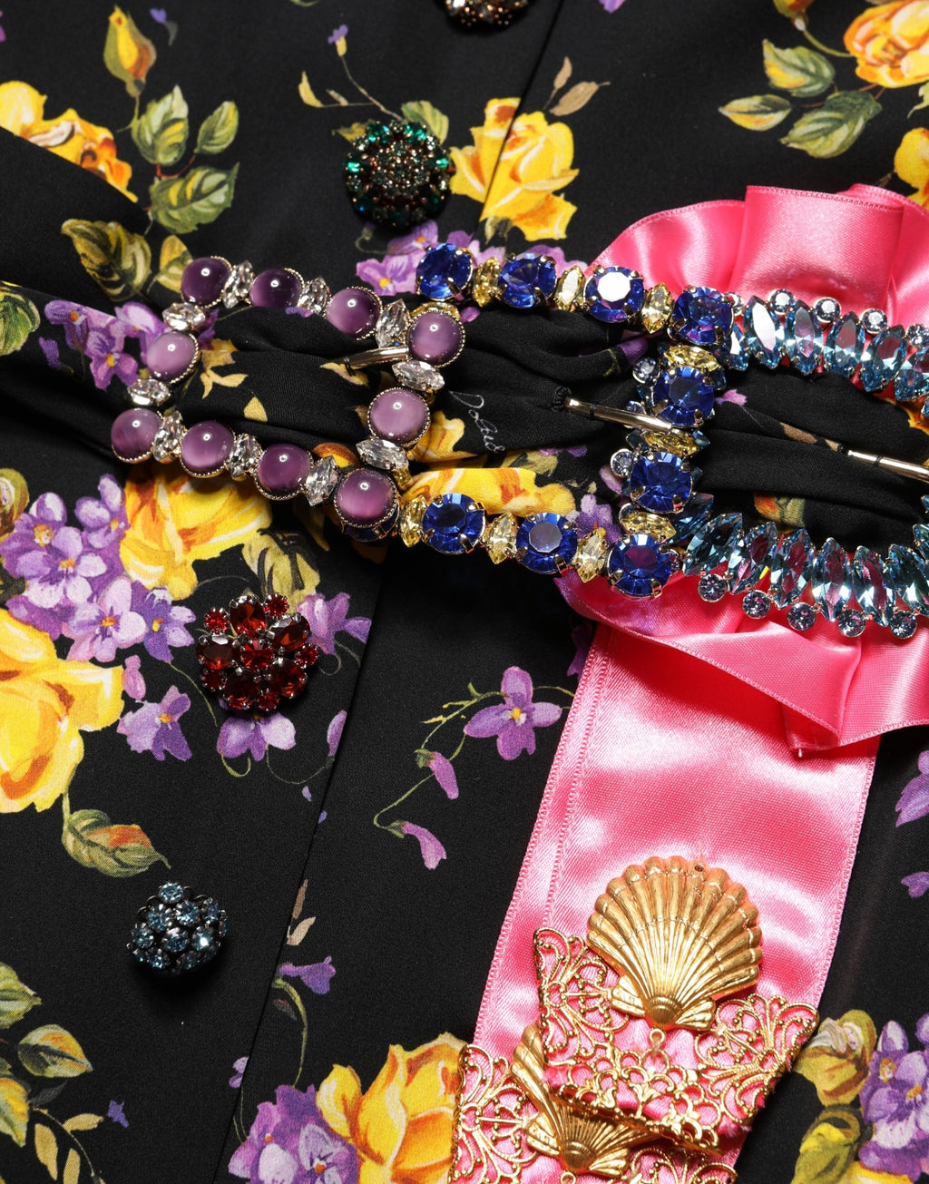 Robe midi en soie noire et violette Dolce & Gabbana avec broche en cristal élégante et détails sophistiqués.
