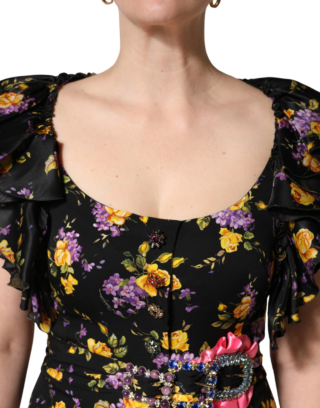 Robe midi en soie noire et violette Dolce & Gabbana avec broche en cristaux, élégante et sophistiquée.