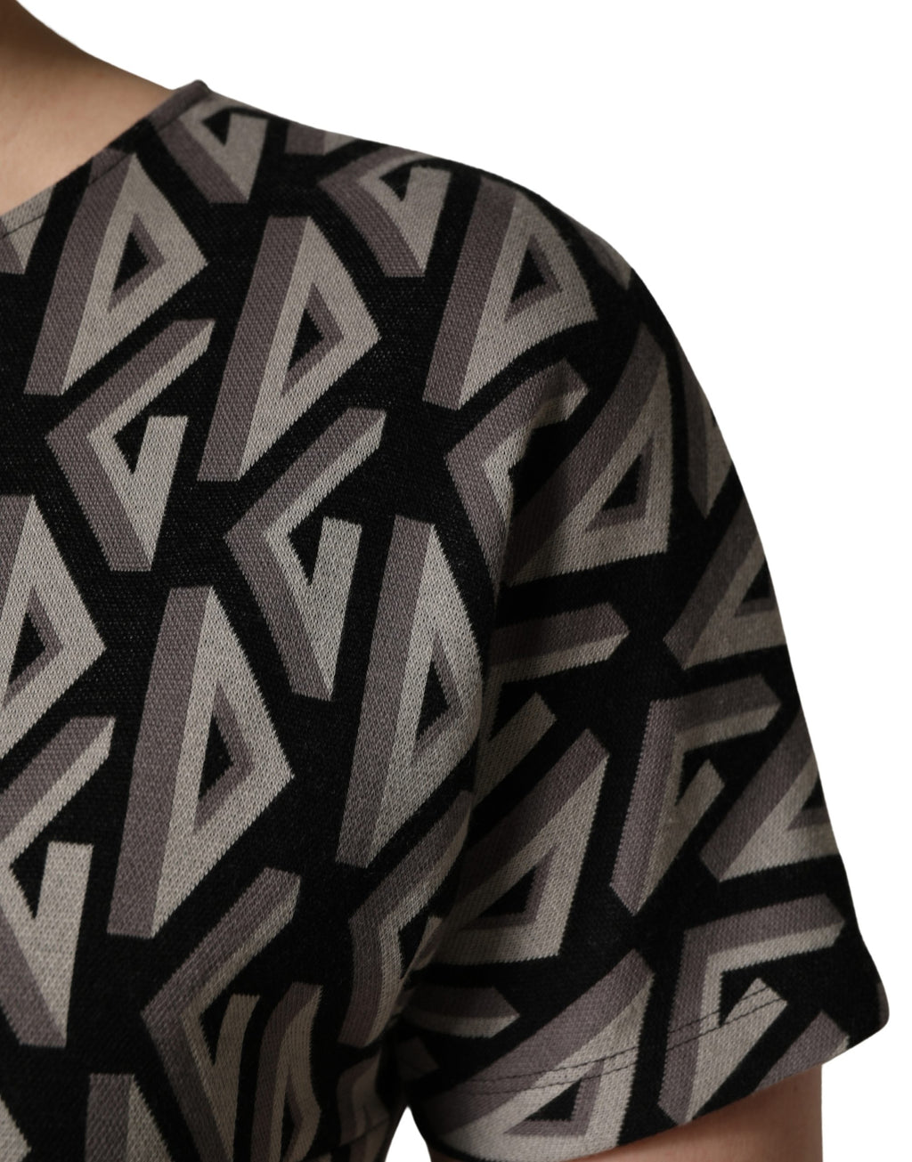 Robe longue en coton noire Dolce & Gabbana avec logo imprimé et coupe au genou, élégante et moderne.