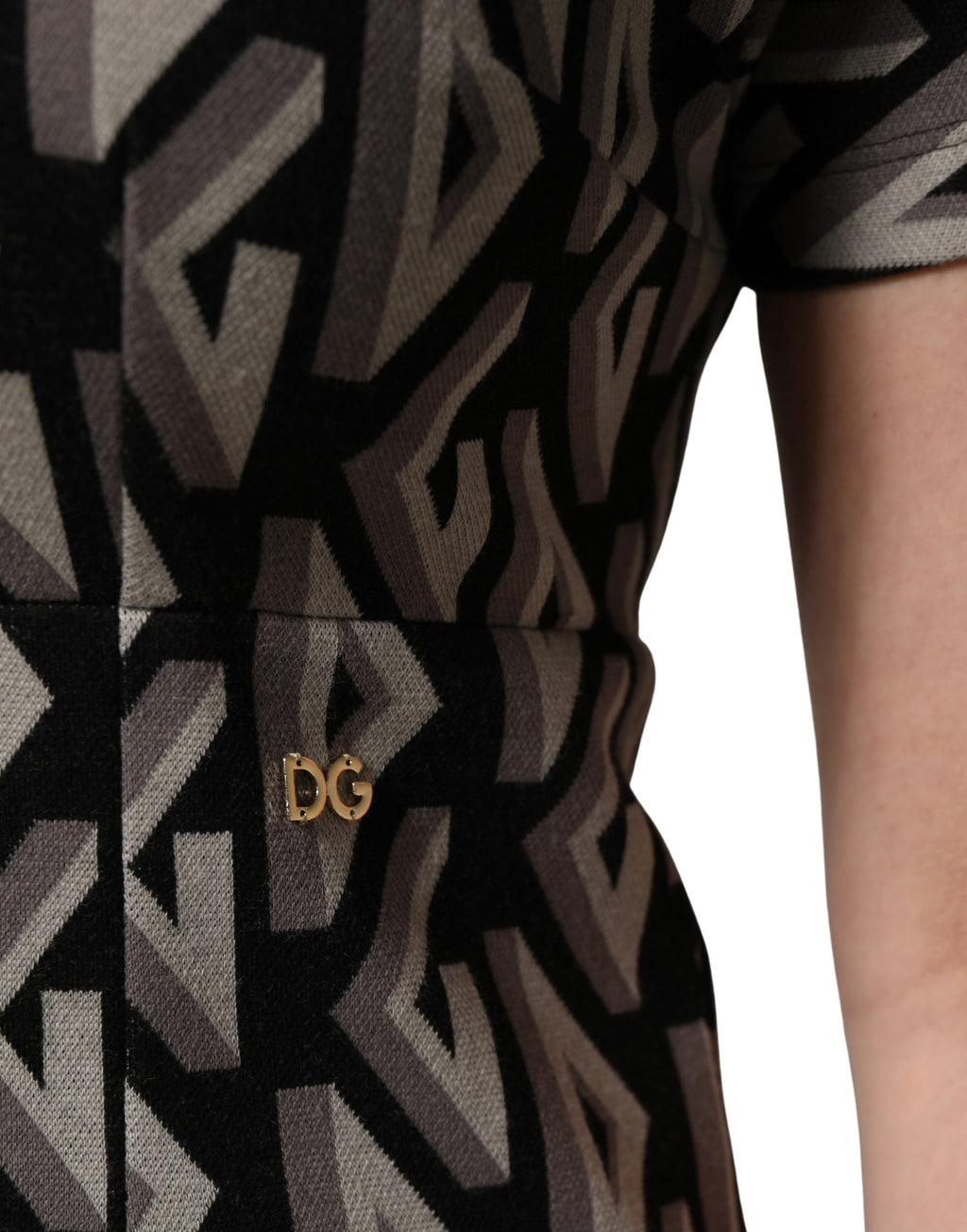 Robe noire en coton Dolce & Gabbana, longueur genou, avec logo imprimé, style élégant et moderne.
