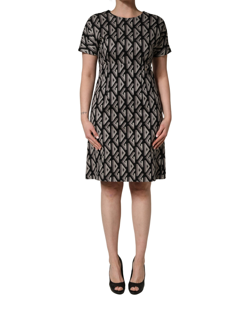 Robe longue en coton noire Dolce & Gabbana avec logo imprimé, longueur genou et style élégant.
