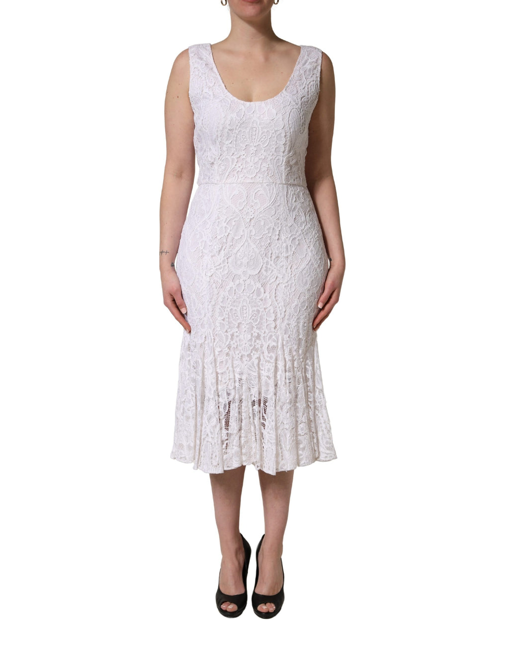 Robe midi sans manches Dolce & Gabbana en dentelle blanche à fleurs, élégante et raffinée, visible dans cette image.