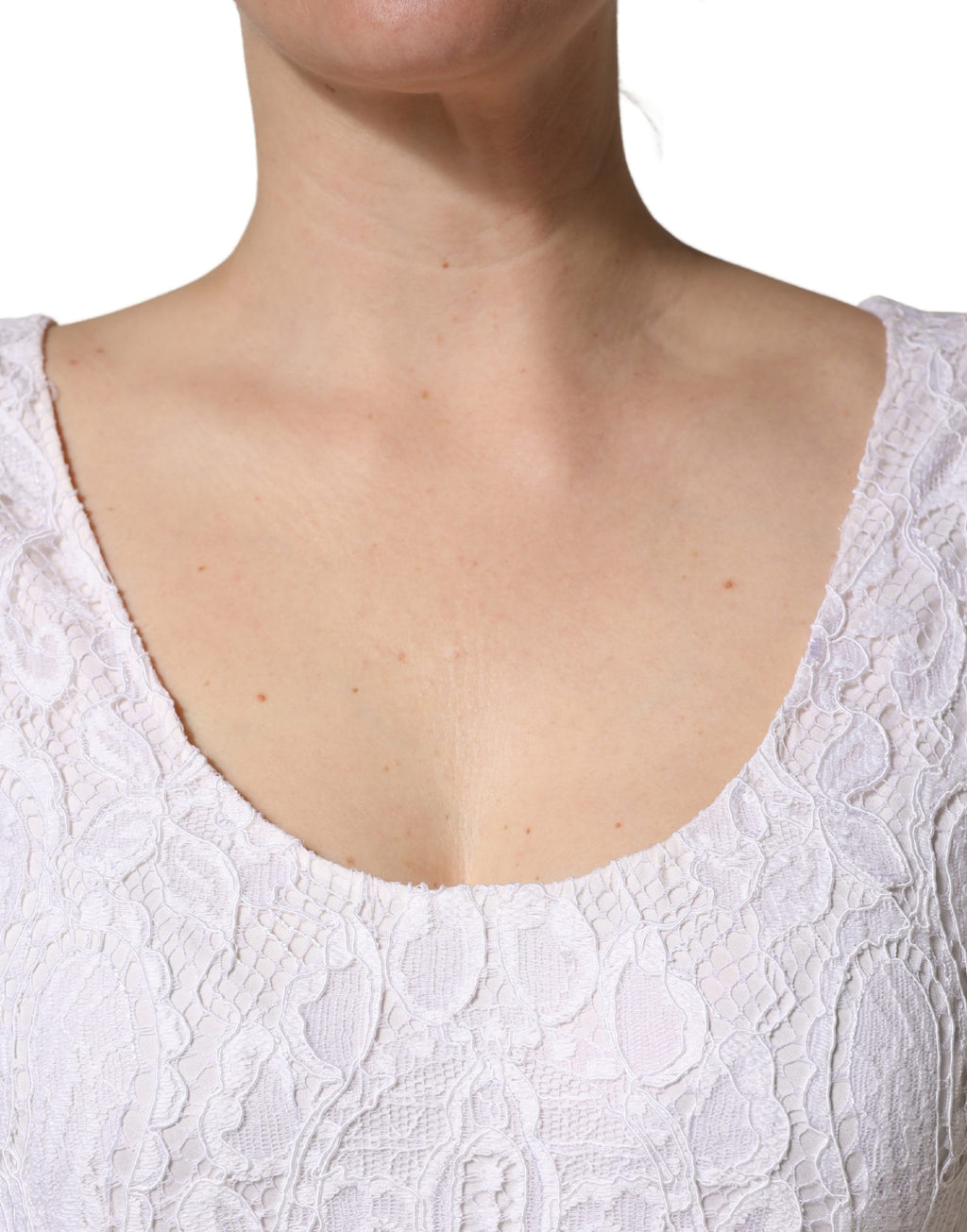 Robe midi sans manches Dolce & Gabbana blanche en dentelle florale, élégante et légère, avec un design raffiné.