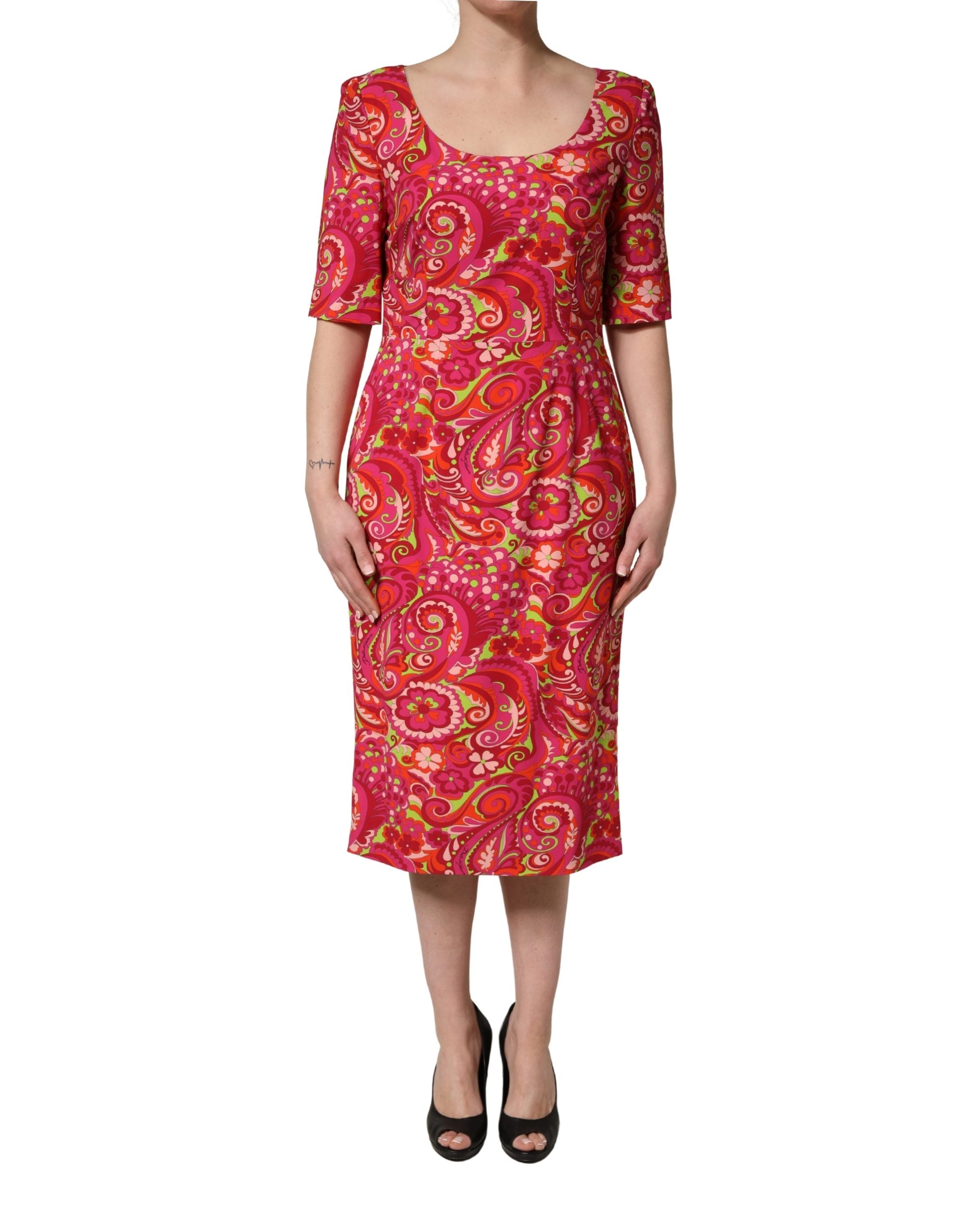 Robe midi Dolce & Gabbana rouge à motif cachemire floral, coupe cintrée, avec décolleté en V et détails élégants.