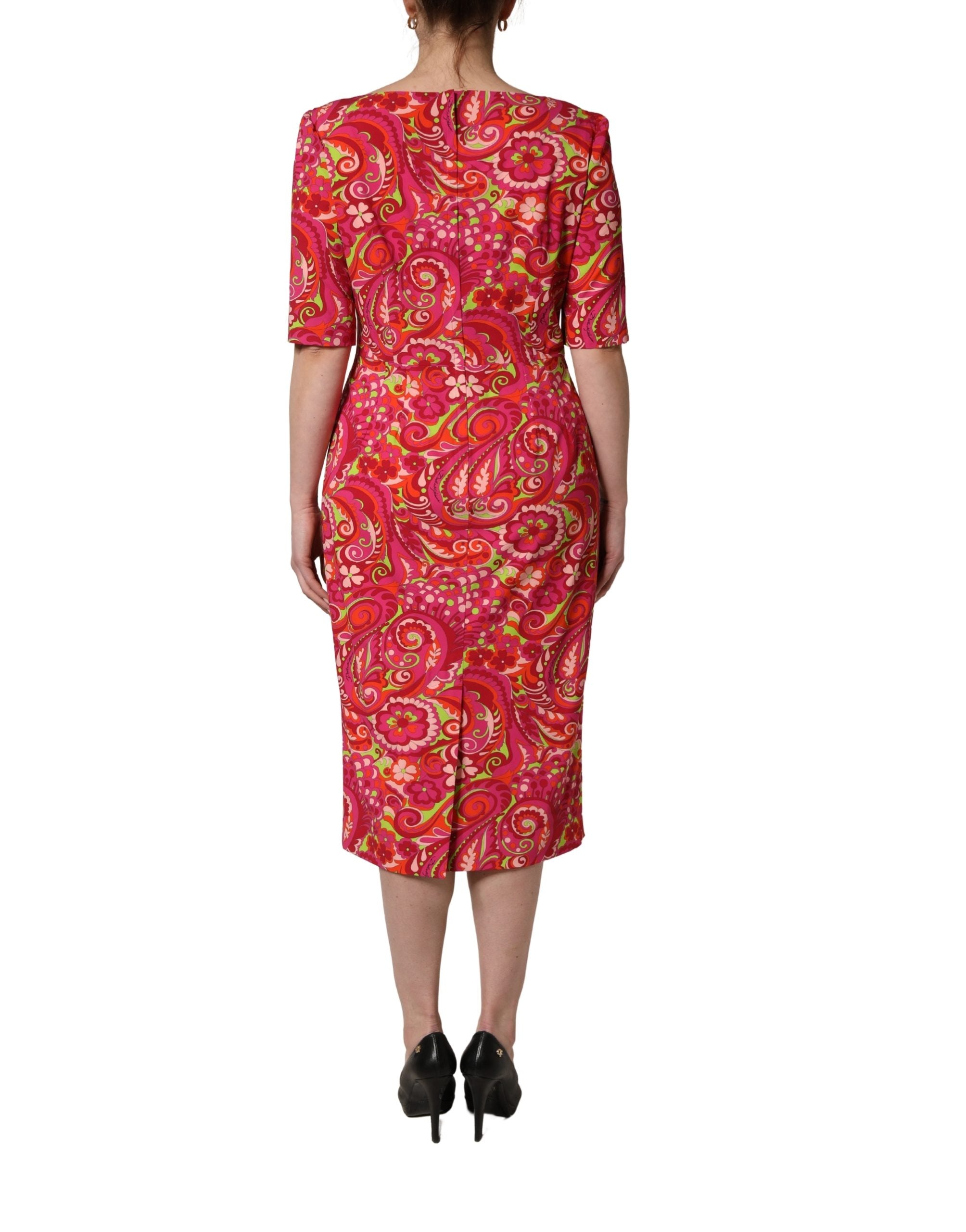 Robe midi Dolce & Gabbana à motif floral cachemire rouge et imprimé paisley, coupe ajustée et élégante.