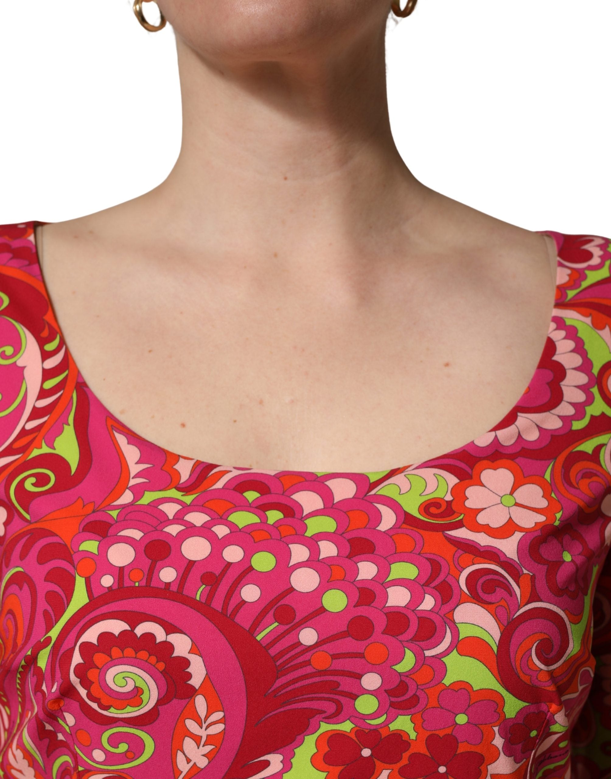 Robe midi moulante Dolce & Gabbana à imprimé cachemire rouge et floral, style élégant et féminin.