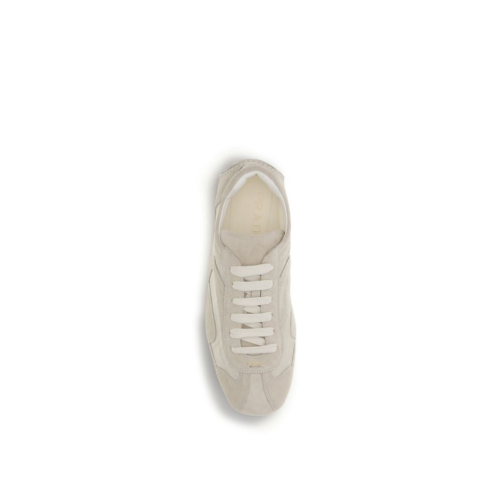 Sneakers Prada beige en cuir de veau Bos Taurus avec semelle blanche, style élégant et moderne.