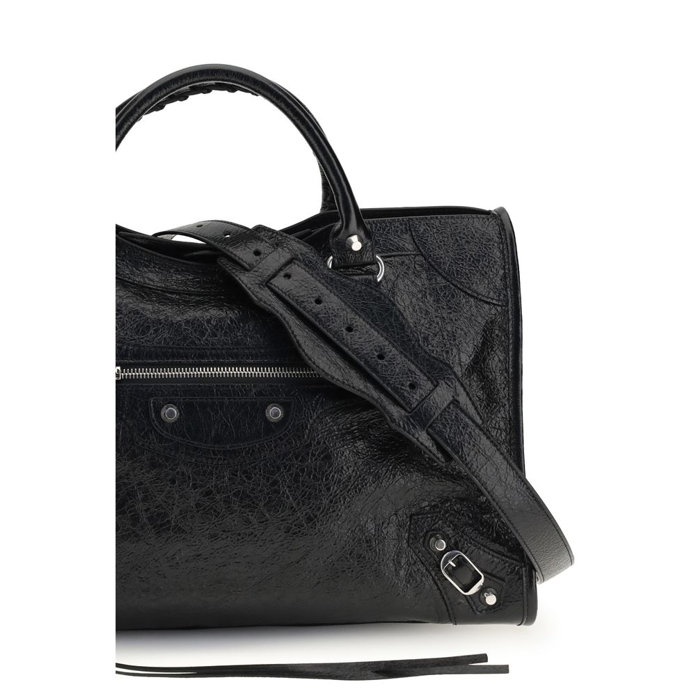 Sac à main Balenciaga en cuir d'agneau noir avec détails en ovis Aries, élégant et sophistiqué, vue de face.