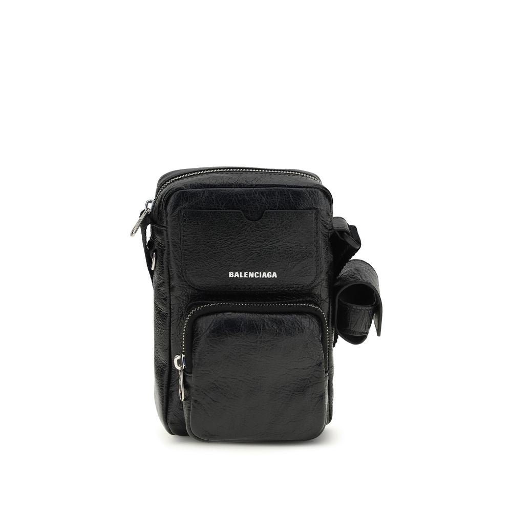 Sac à épaules Balenciaga en cuir d'agneau noir avec logo gravé, élégance moderne et design sophistiqué.