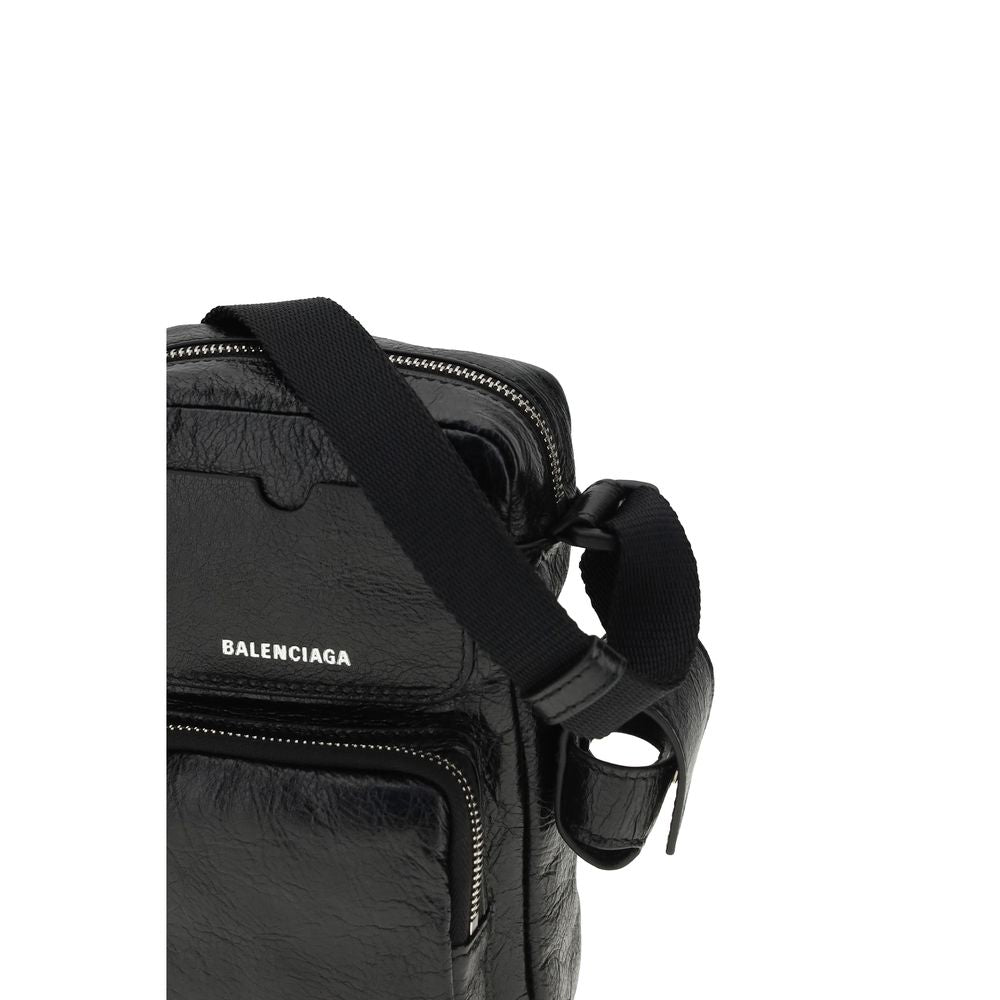 Sac à épaule Balenciaga en cuir d'agneau noir avec détails en ovis Aries, visible avec poignées et fermeture élégante.