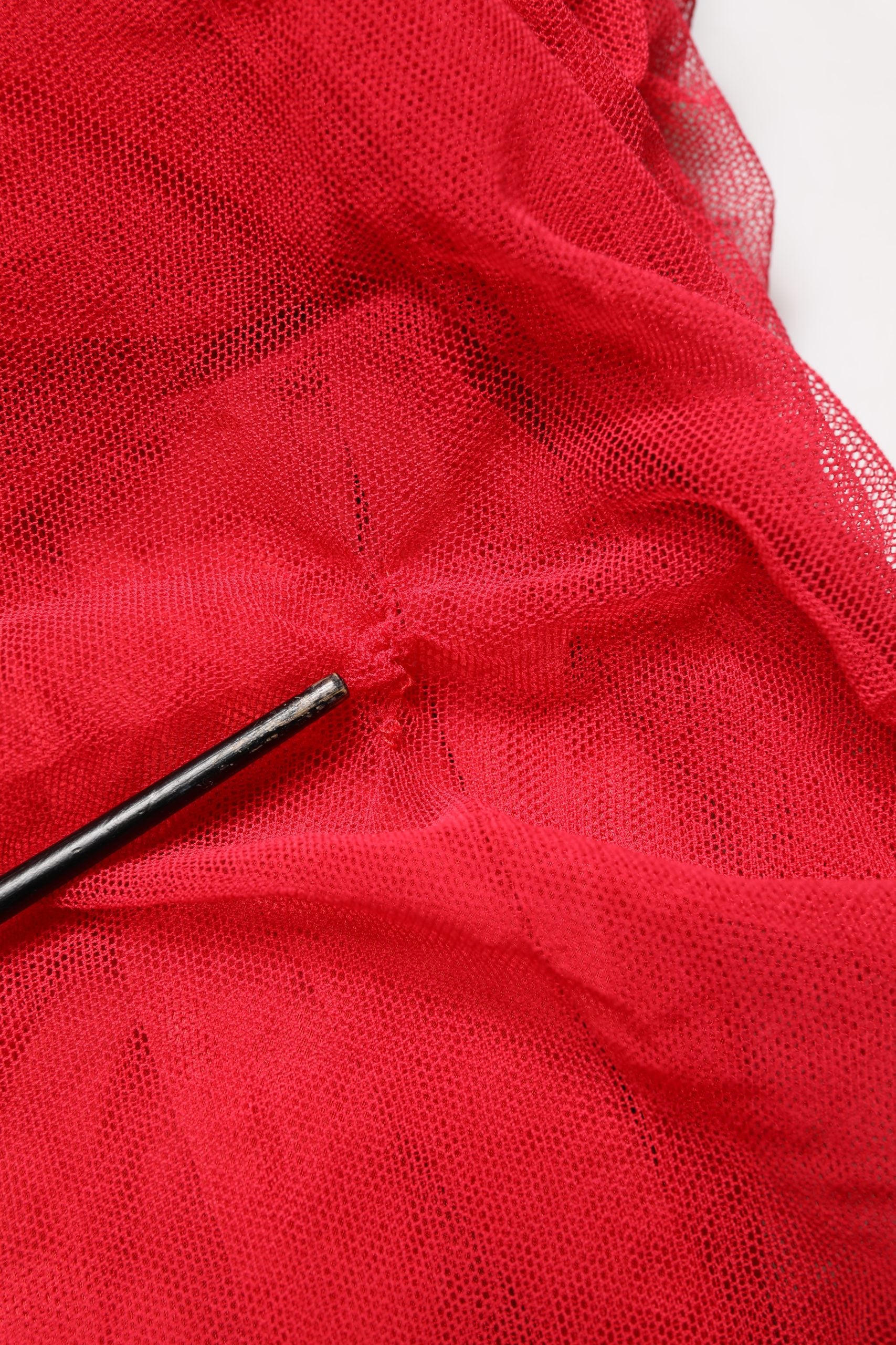 Robe midi en tulle rouge en coton stretch de Dolce & Gabbana, avec ruchés élégants et coupe ajustée.
