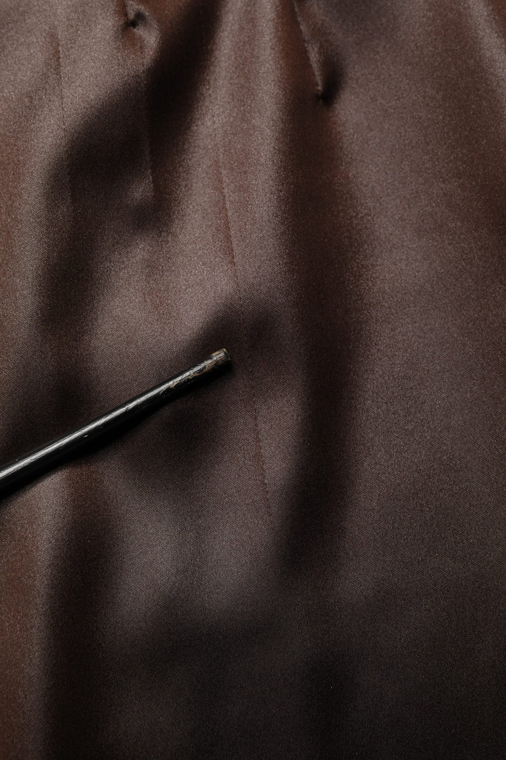 Jupe portefeuille marron en acétate à taille haute, coupe crayon, de la marque Dolce & Gabbana, vue de face.