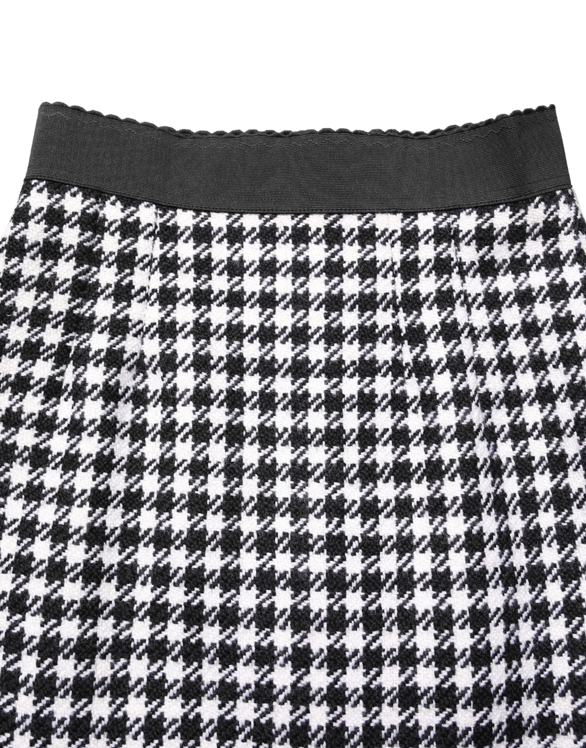 Jupe courte taille haute à carreaux houndstooth noir et blanc de Dolce & Gabbana, look élégant et sophistiqué.