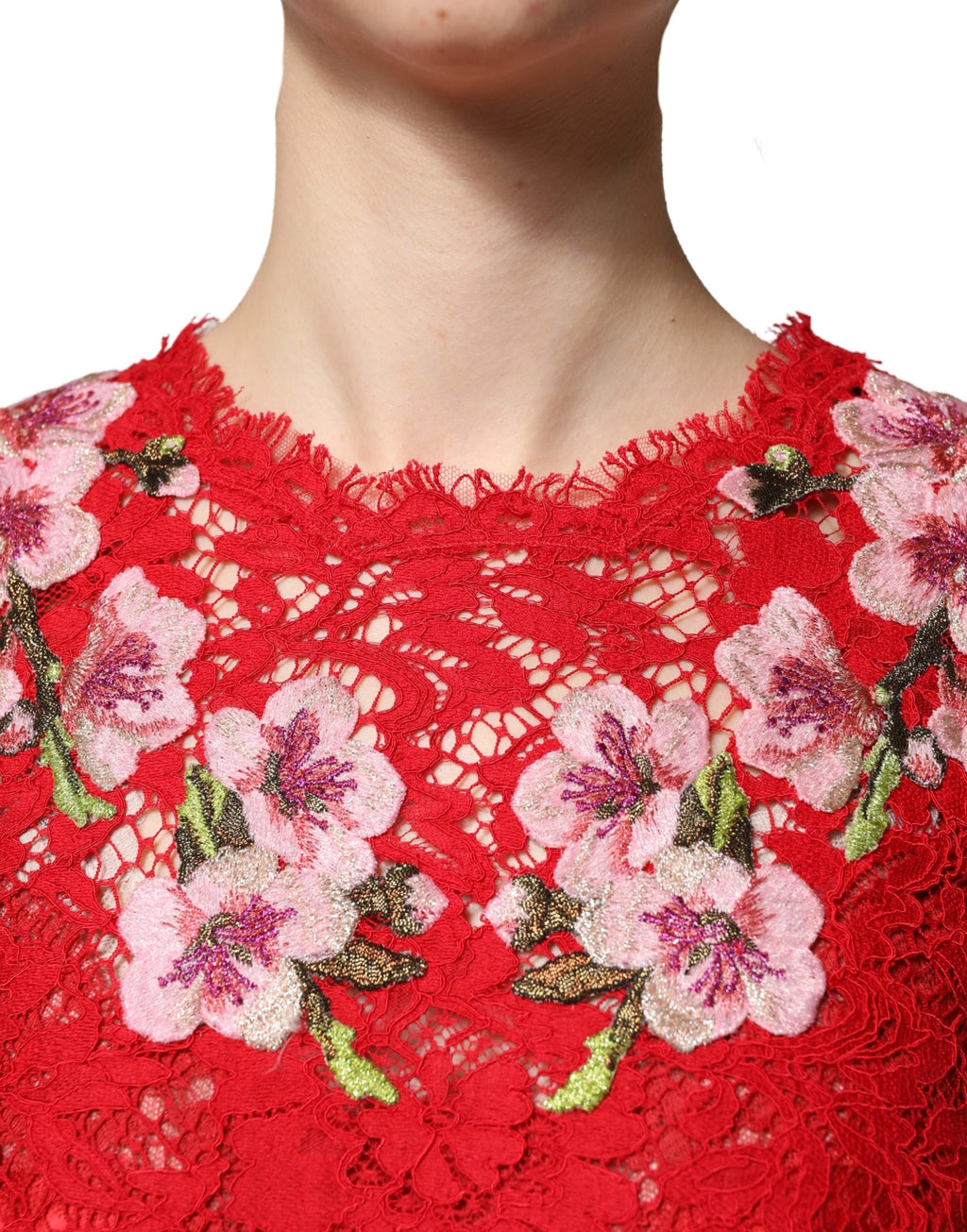 Haut Dolce & Gabbana en dentelle rouge avec broderie florale et manches longues, design élégant et sophistiqué.