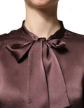 Chemise longue en satin violet Dolce & Gabbana avec col ascot à manches longues, élégante et raffinée.