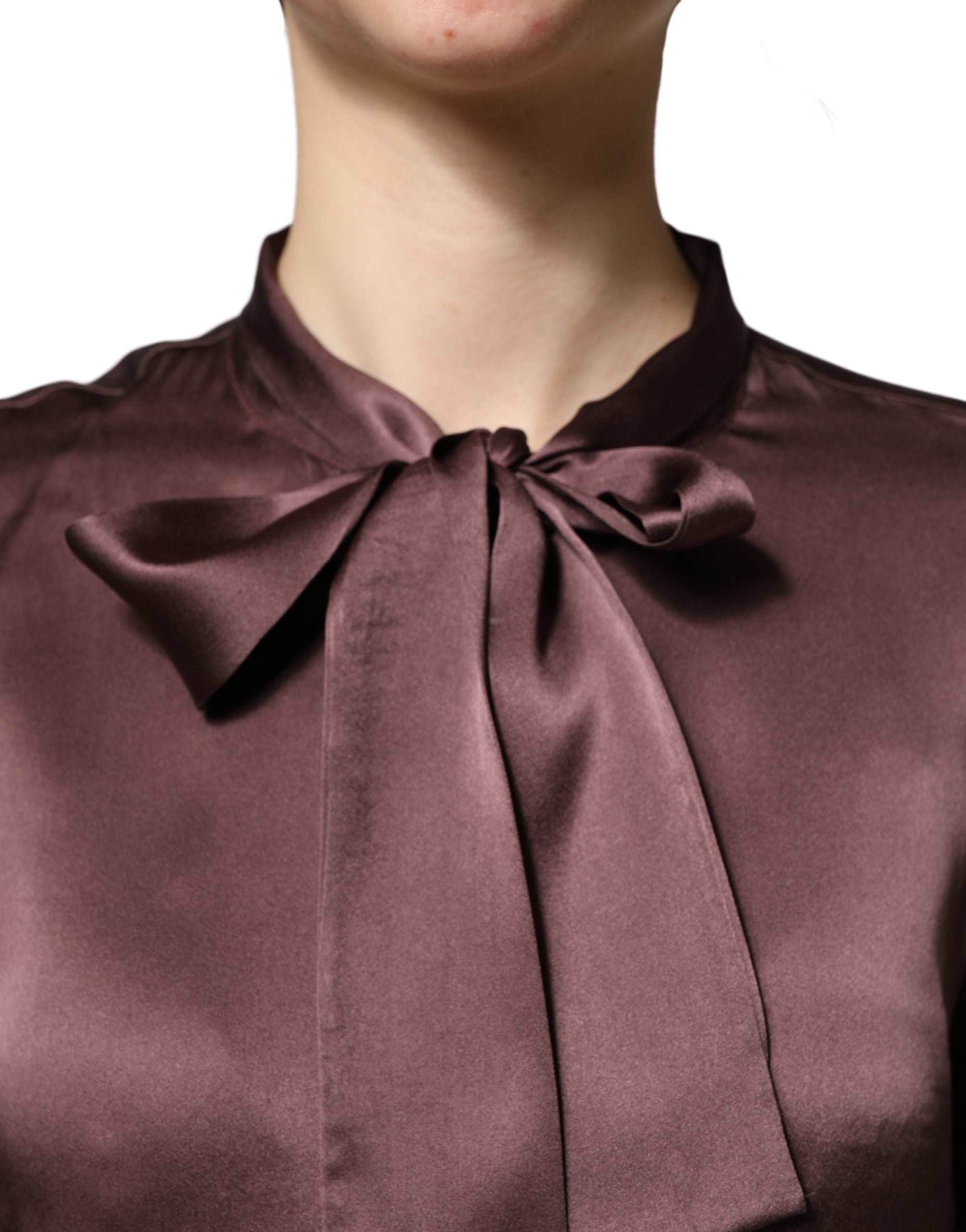 Chemise longue en satin violet Dolce & Gabbana avec col ascot à manches longues, élégante et raffinée.