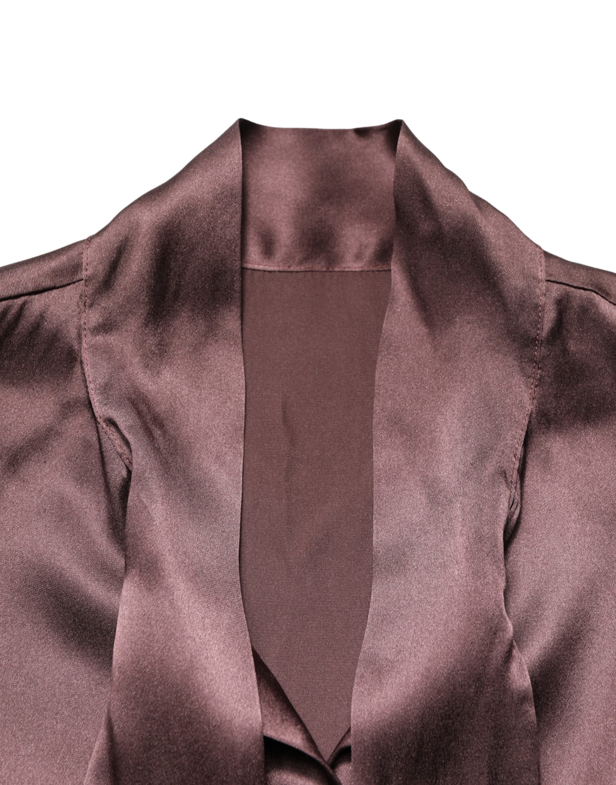 Chemise Dolce & Gabbana en satin violet à manches longues avec cravate ascot, élégante et sophistiquée.