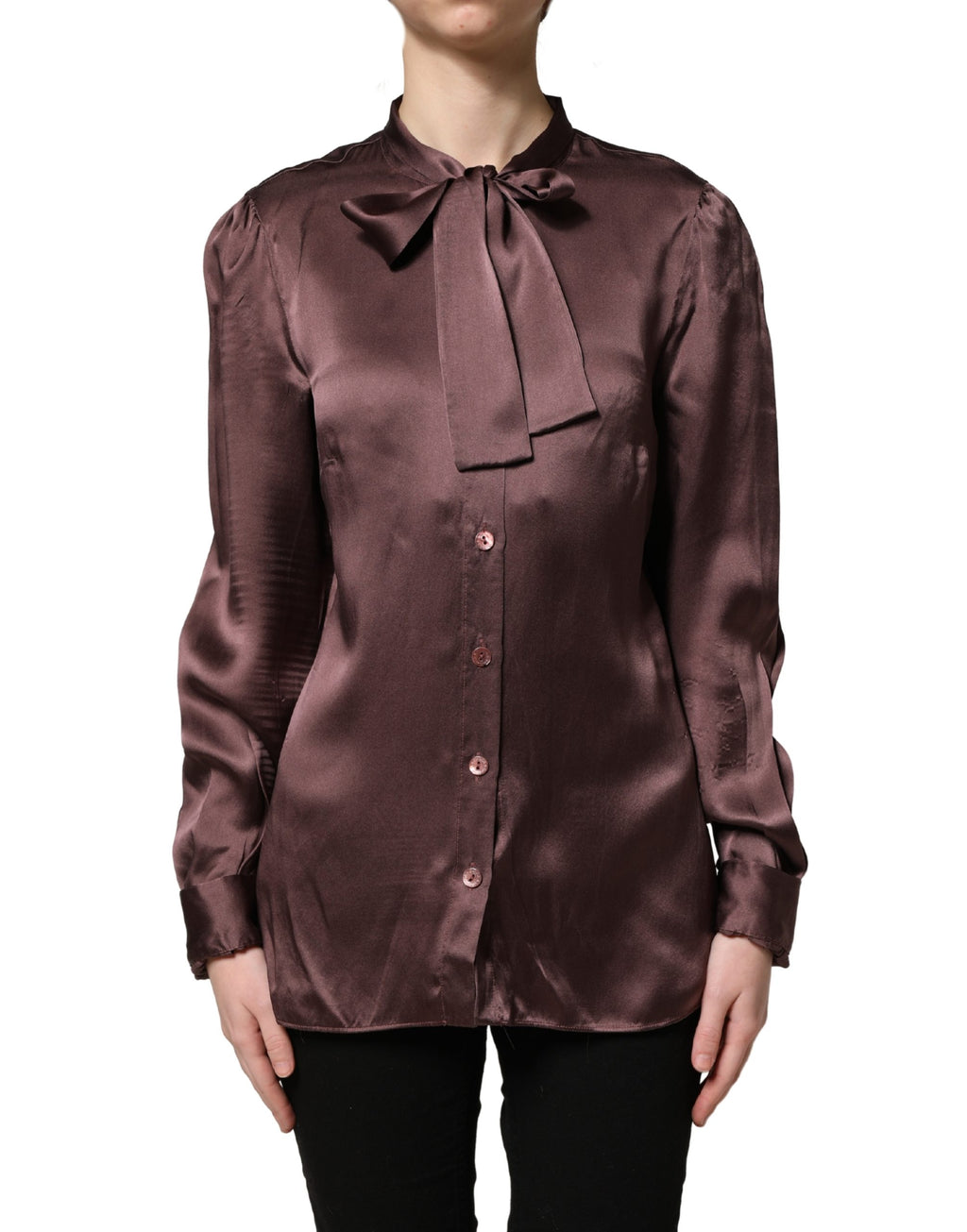 Chemise Dolce & Gabbana en satin violet à manches longues avec ascot, détails élégants et finition raffinée.