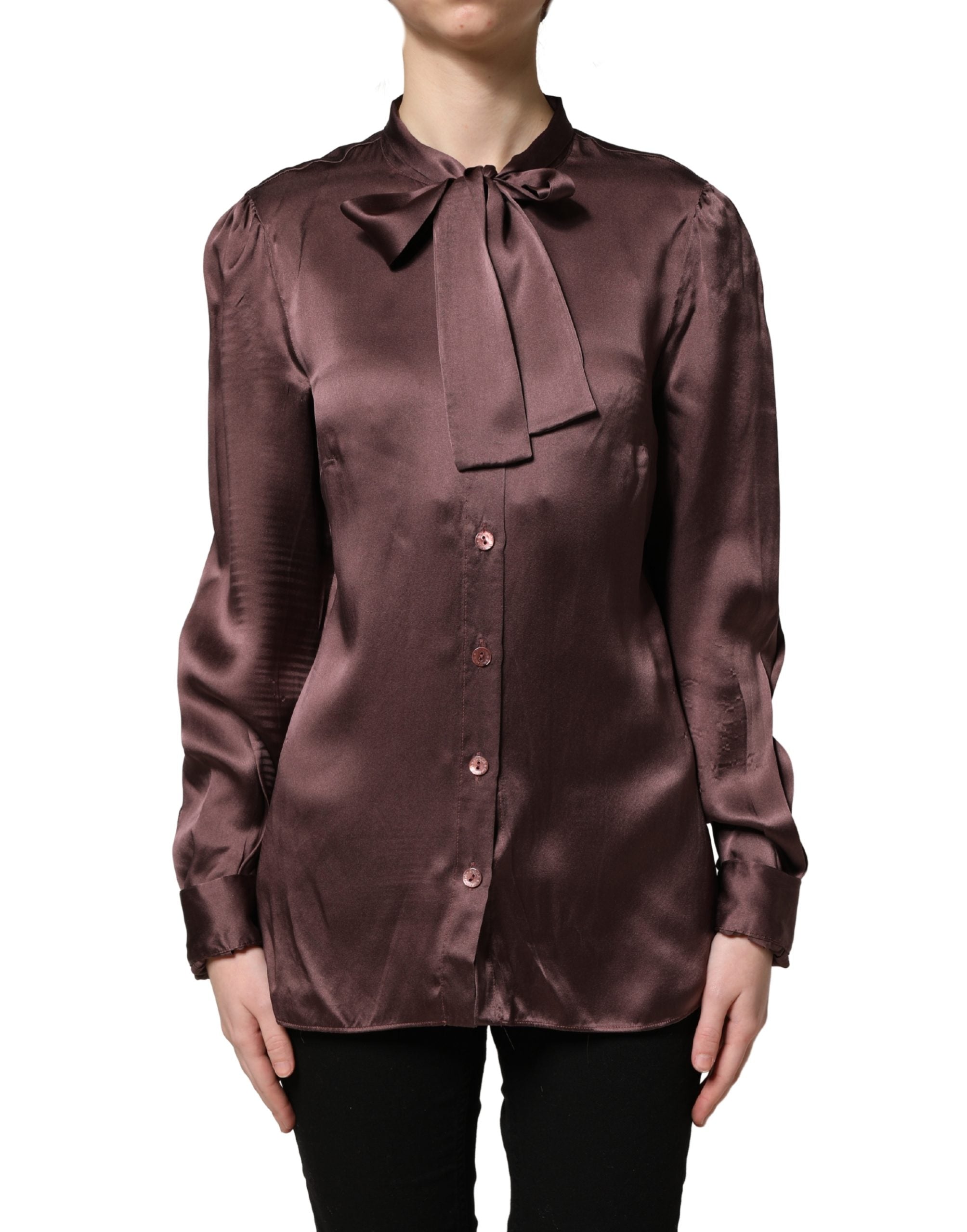 Chemise Dolce & Gabbana en satin violet à manches longues avec ascot, détails élégants et finition raffinée.
