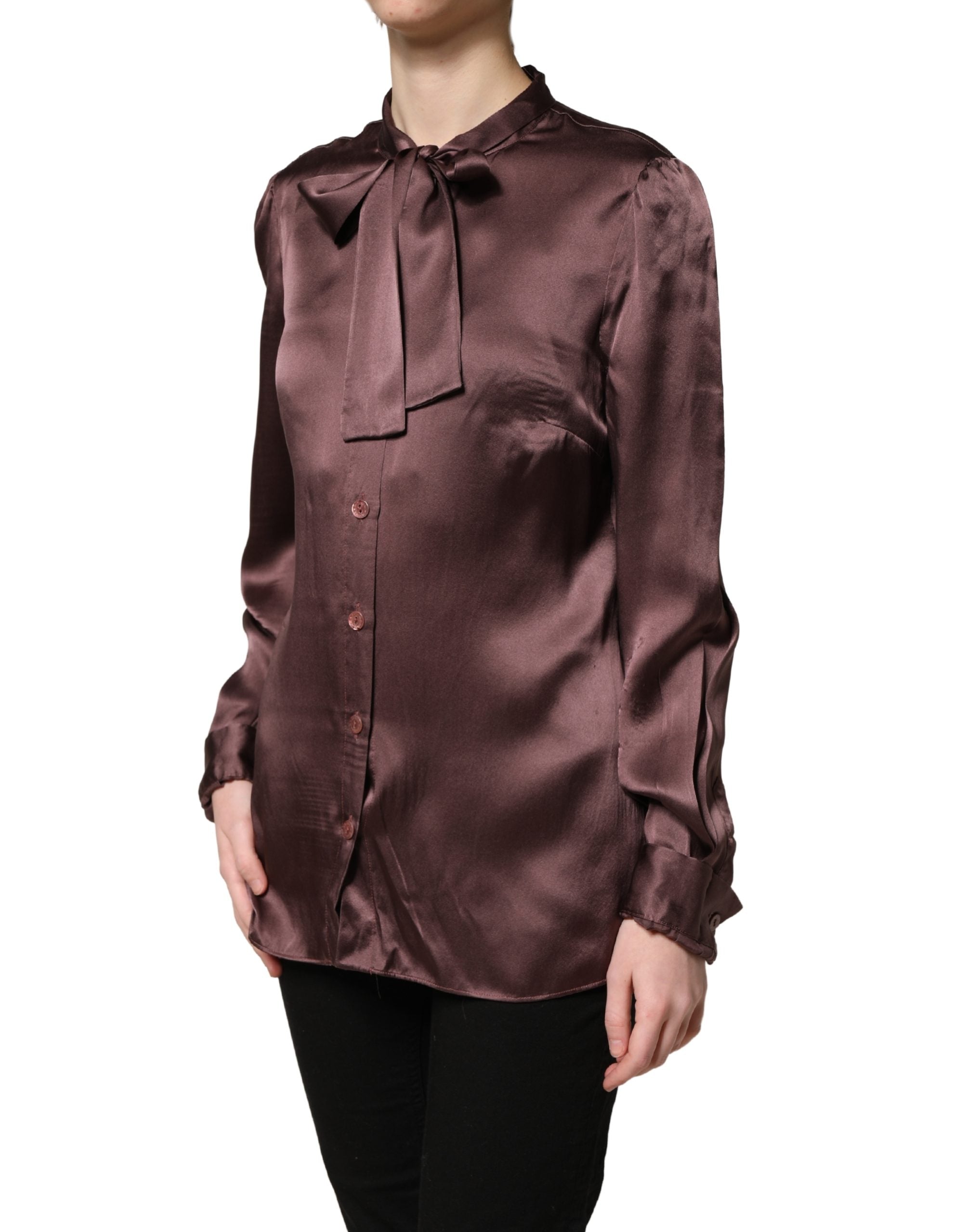 Chemise en satin violet Dolce & Gabbana à manches longues avec ascot, élégante et sophistiquée, visible en gros plan.