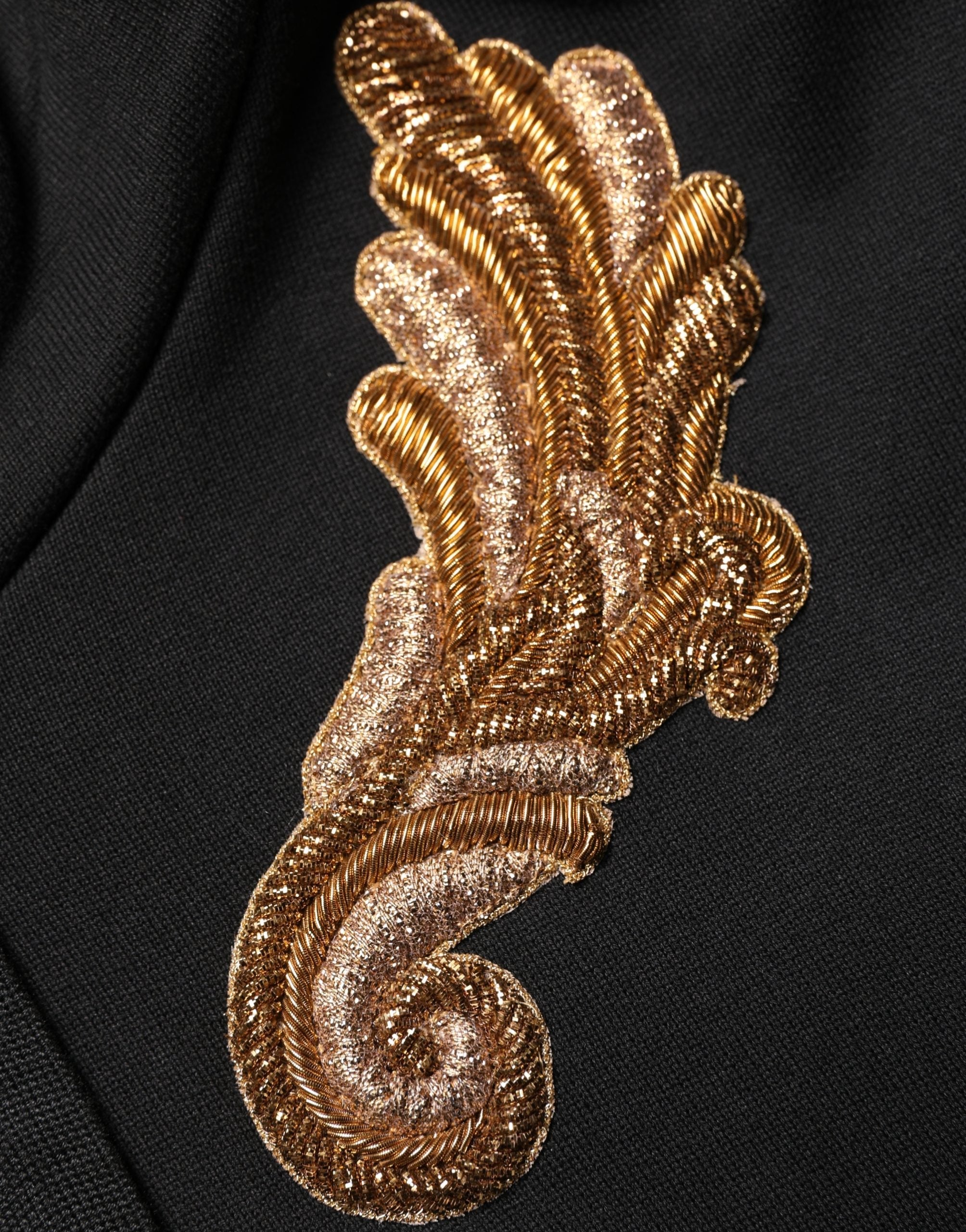 Sweat à capuche Dolce & Gabbana noir avec broderies, pompons et détails en franges, vue de face.