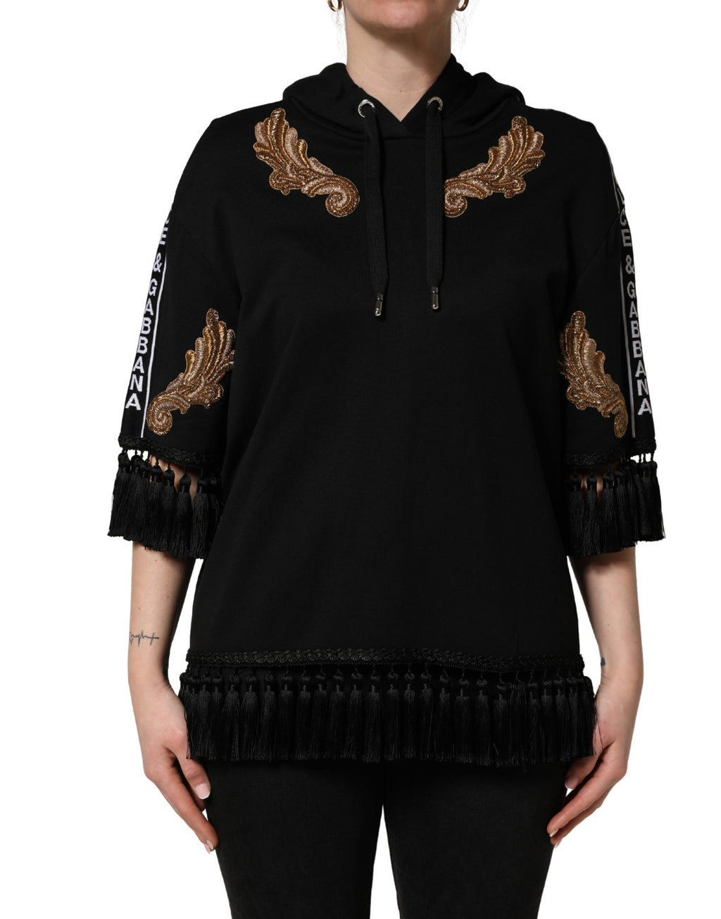 Sweat à capuche Dolce & Gabbana noir brodé avec pompons et détails en frange, vêtement décontracté en tissu doux.
