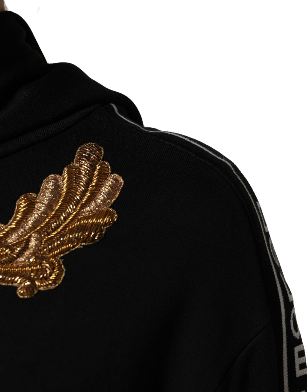 Sweat à capuche Dolce & Gabbana noir avec broderies, franges et capuche en tissu, style décontracté et élégant.