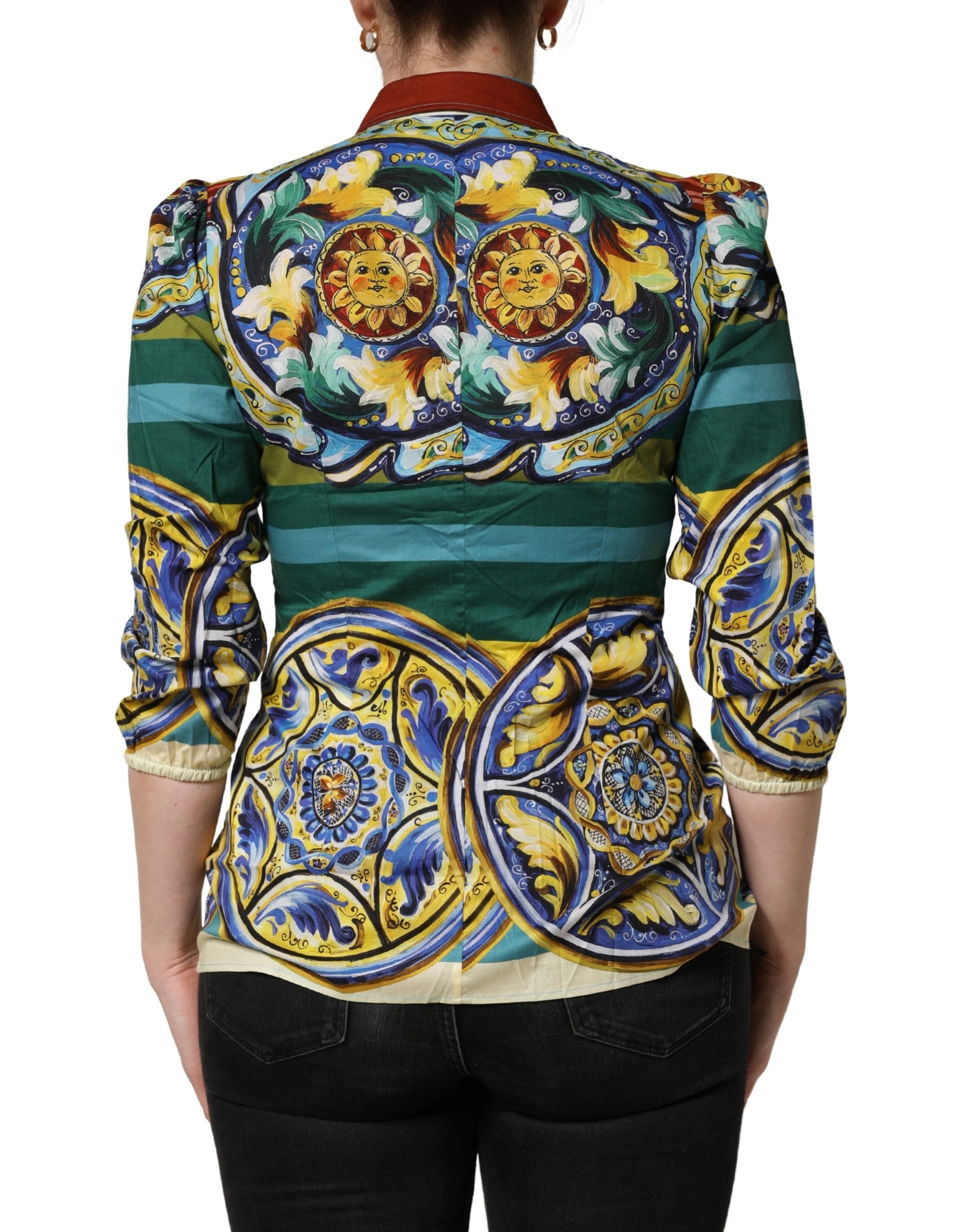 Chemise en coton Dolce & Gabbana à imprimé majolique multicolore, style élégant et coloré, visible en détail dans l'image.