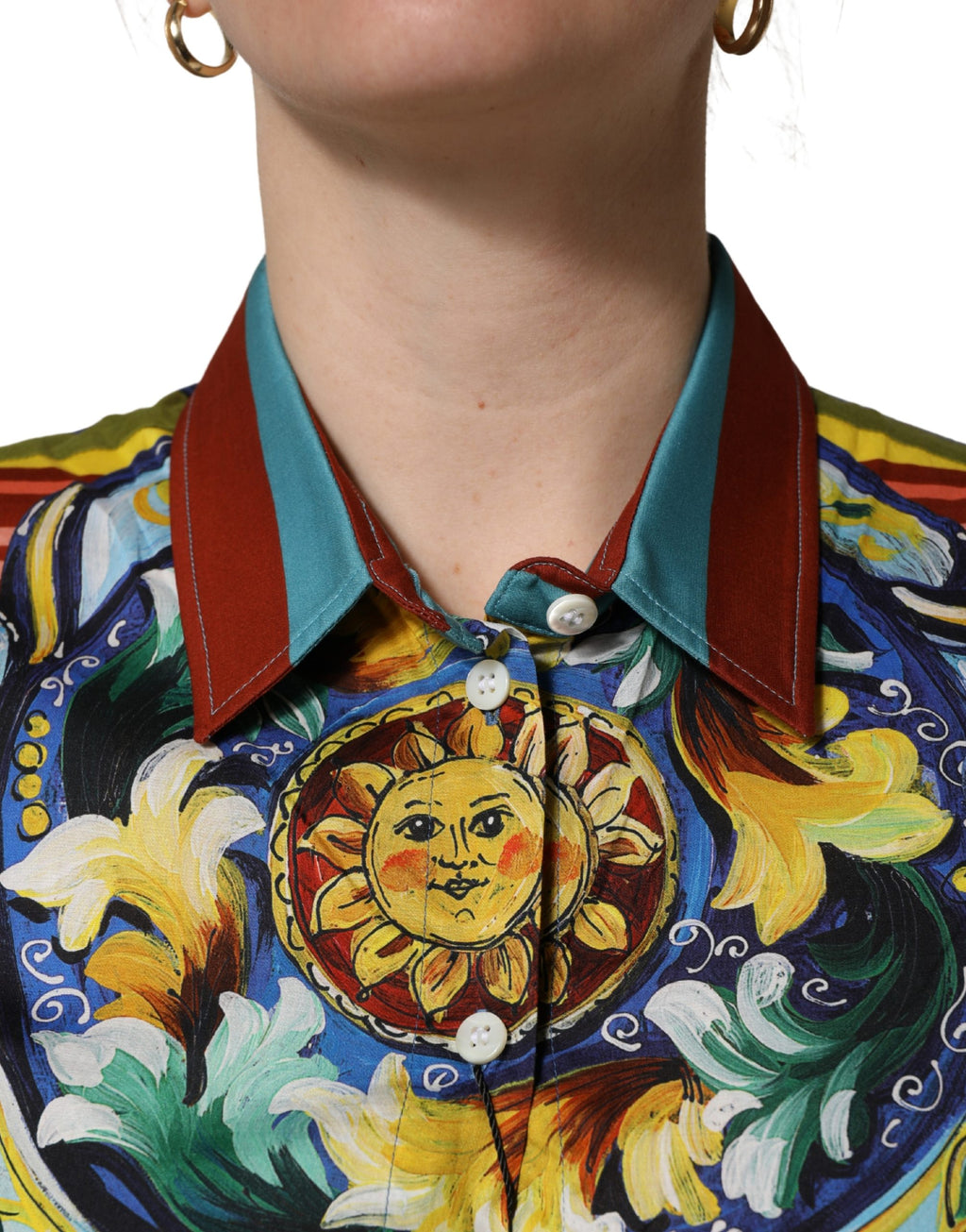 Chemise en coton Dolce & Gabbana à imprimé multicolore majolica, style élégant avec motif coloré.