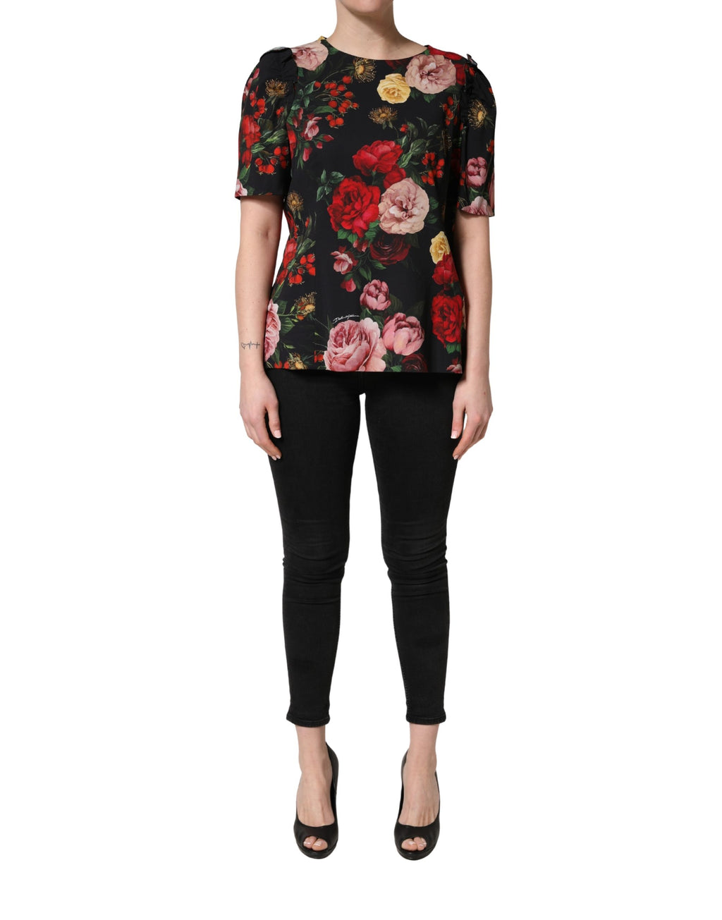 Blouse noire Dolce & Gabbana en crêpe avec motifs floraux et détails à volants, élégante et sophistiquée.