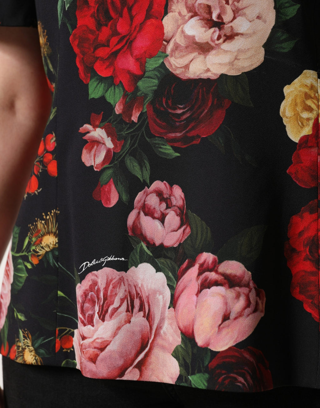 Blouse noire en crêpe Dolce & Gabbana avec détails floraux et volants, élégante et féminine.