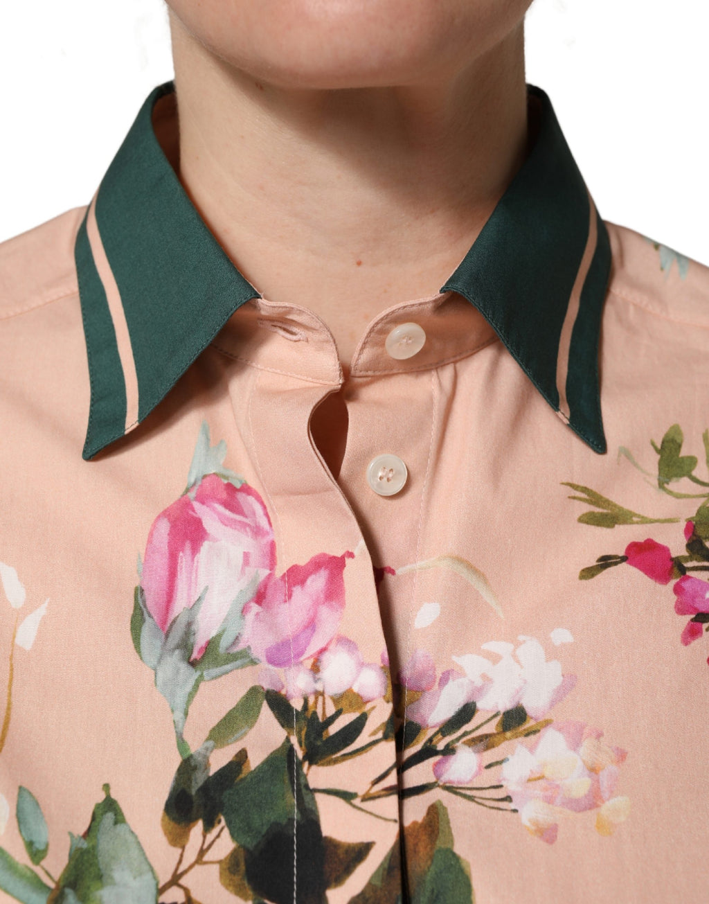Chemise Dolce & Gabbana en coton rose avec fleurs, boutonnière frontale, style élégant et floral.