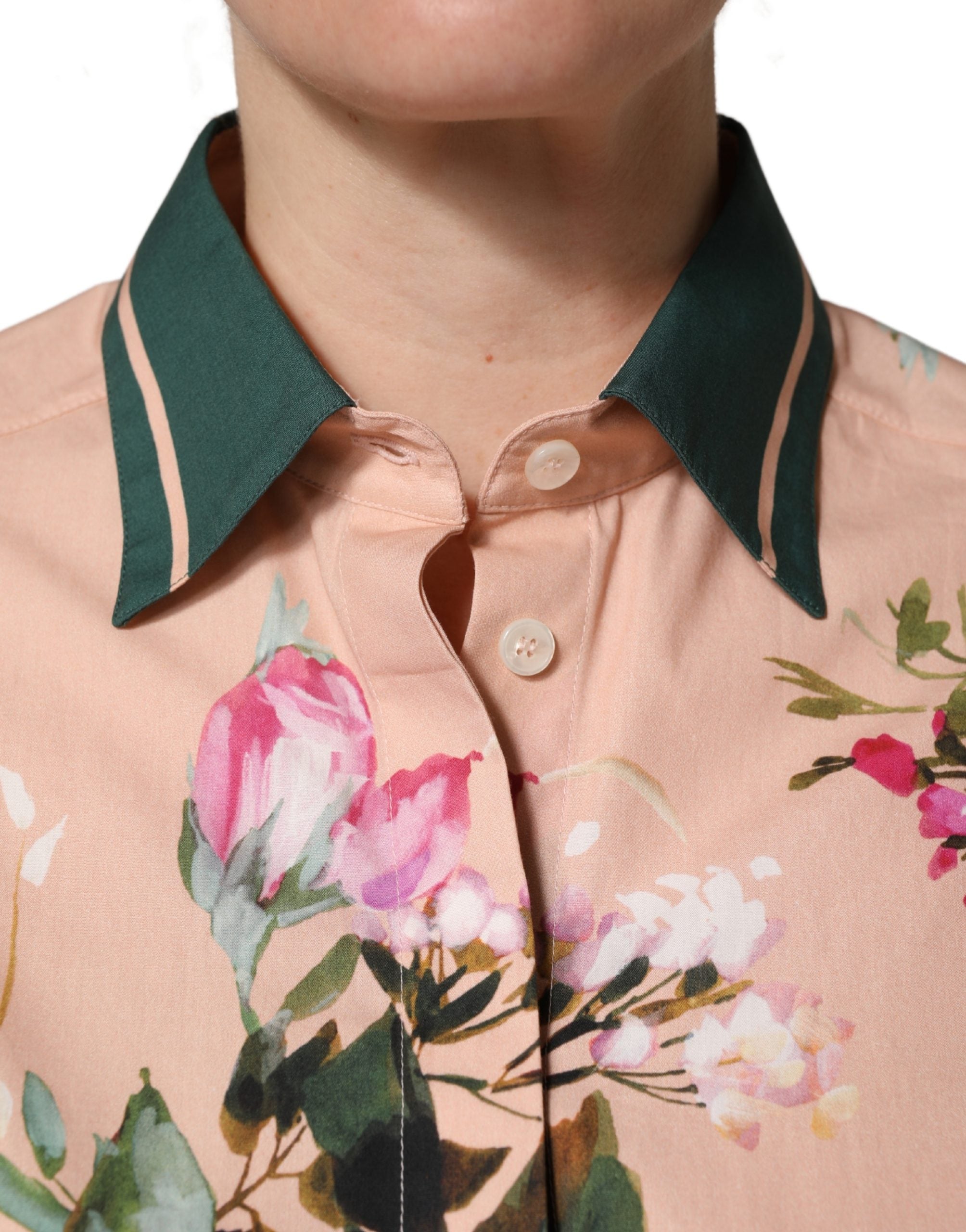 Chemise Dolce & Gabbana en coton rose avec fleurs, boutonnière frontale, style élégant et floral.