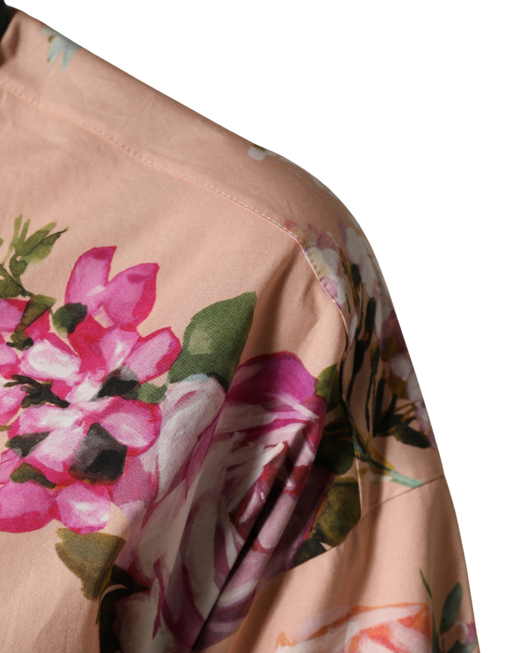 Chemise en coton rose à fleurs de Dolce & Gabbana avec boutons frontaux, style élégant et féminin.