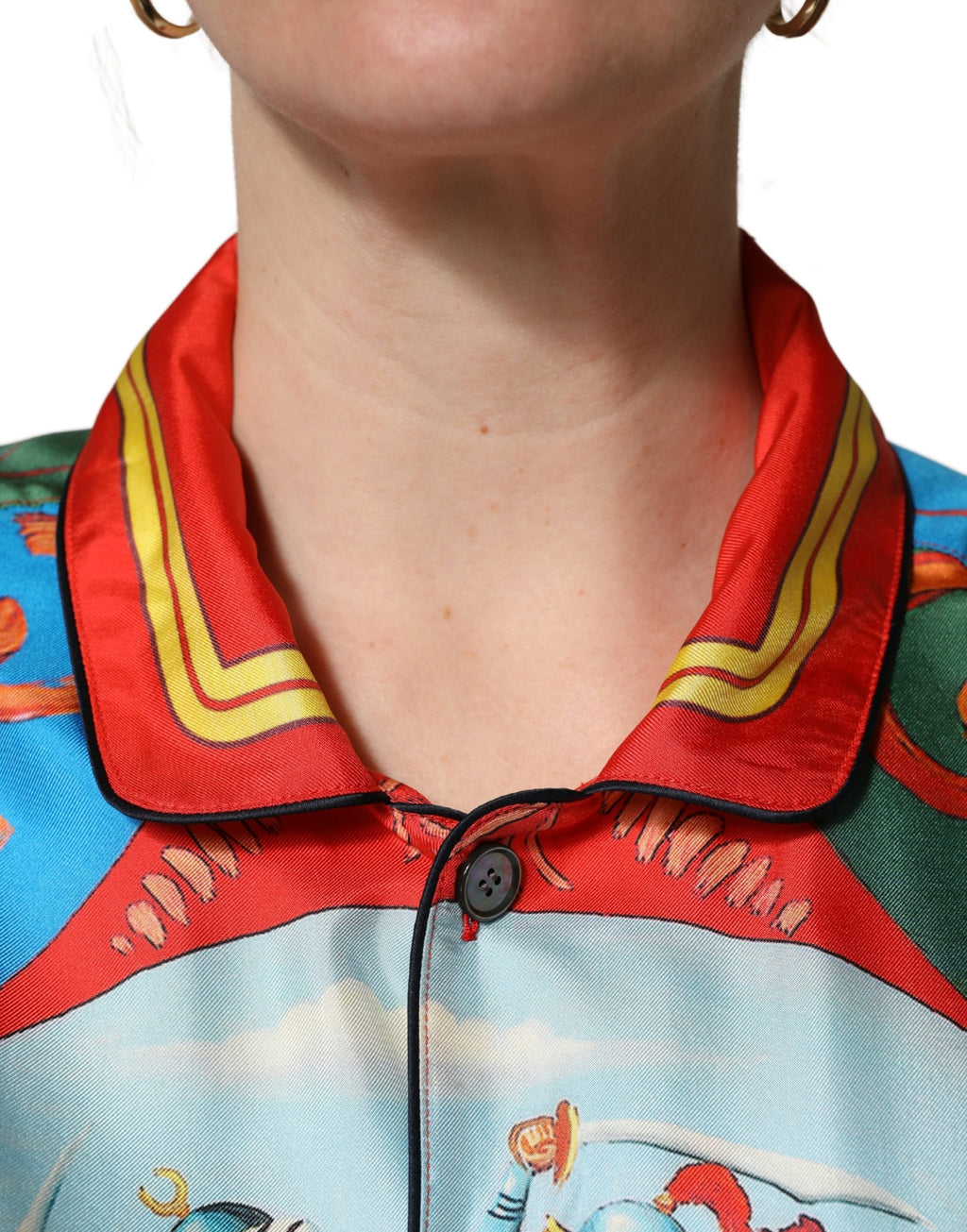 Chemise longue à manches longues Dolce & Gabbana à imprimé multicolore, boutonnière élégante, tissu léger et coloré.